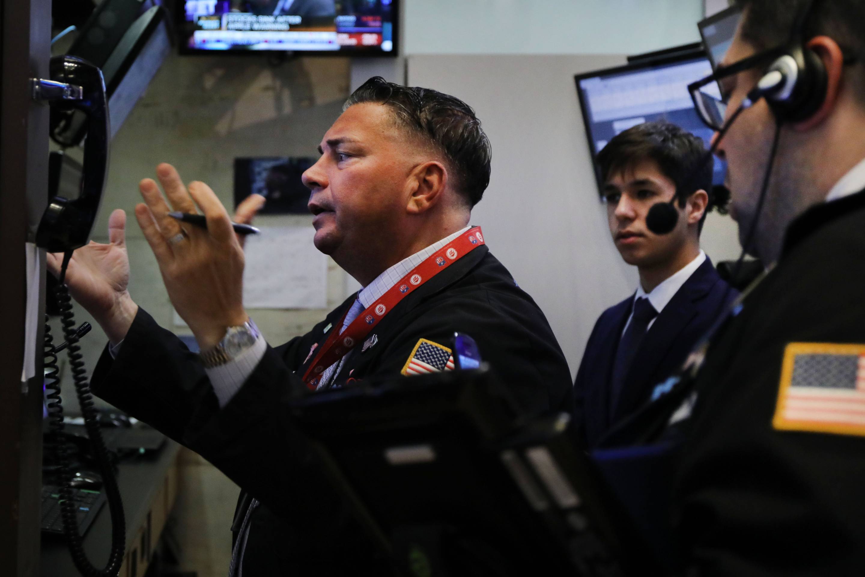 Apple's Warning On Revenue Forecast Sends Markets Down