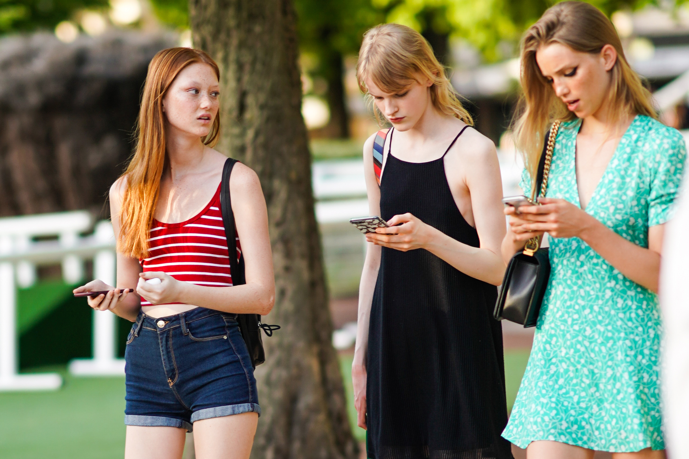 social media phone teens group