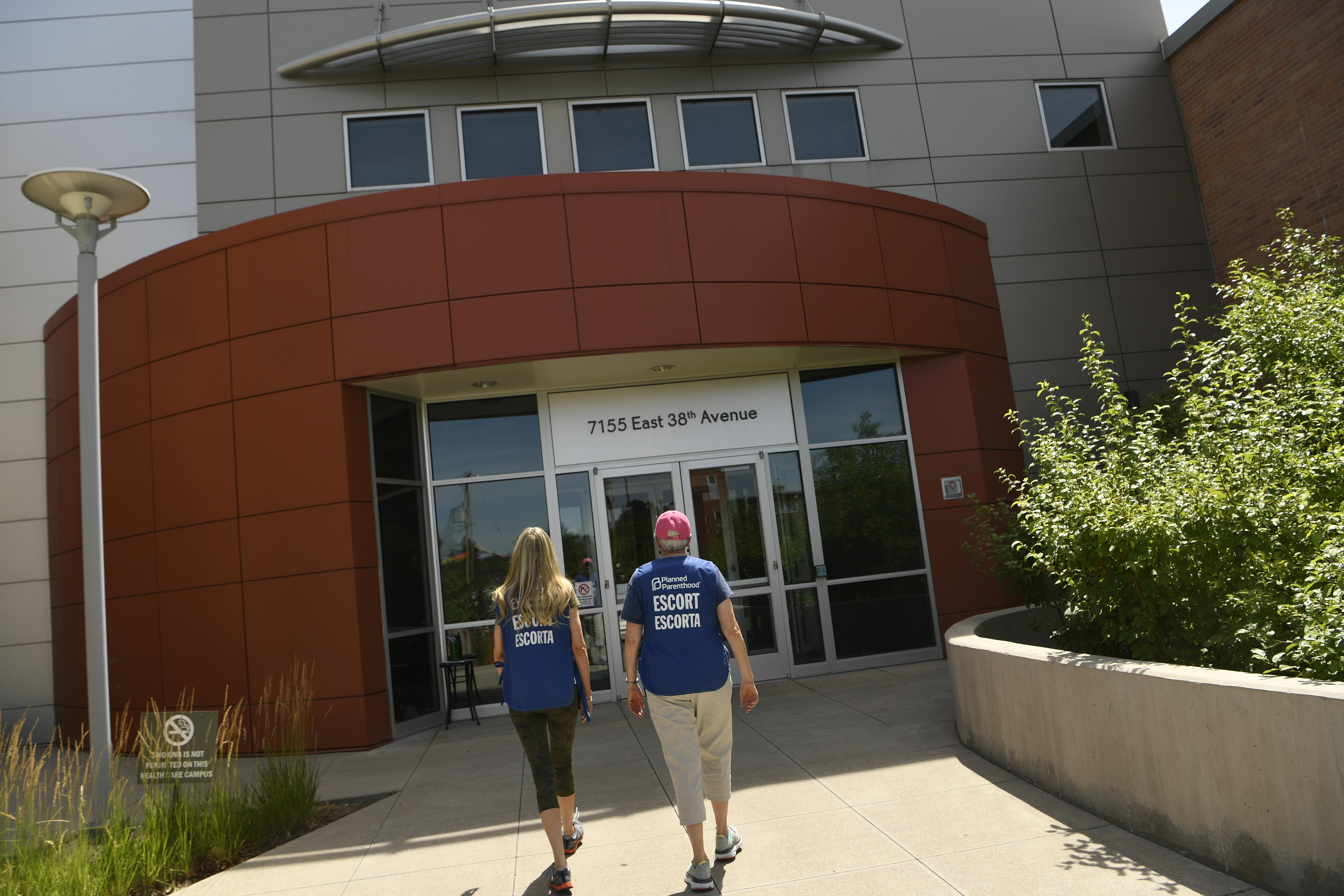 Volunteer escorts at Planned Parenthood"n
