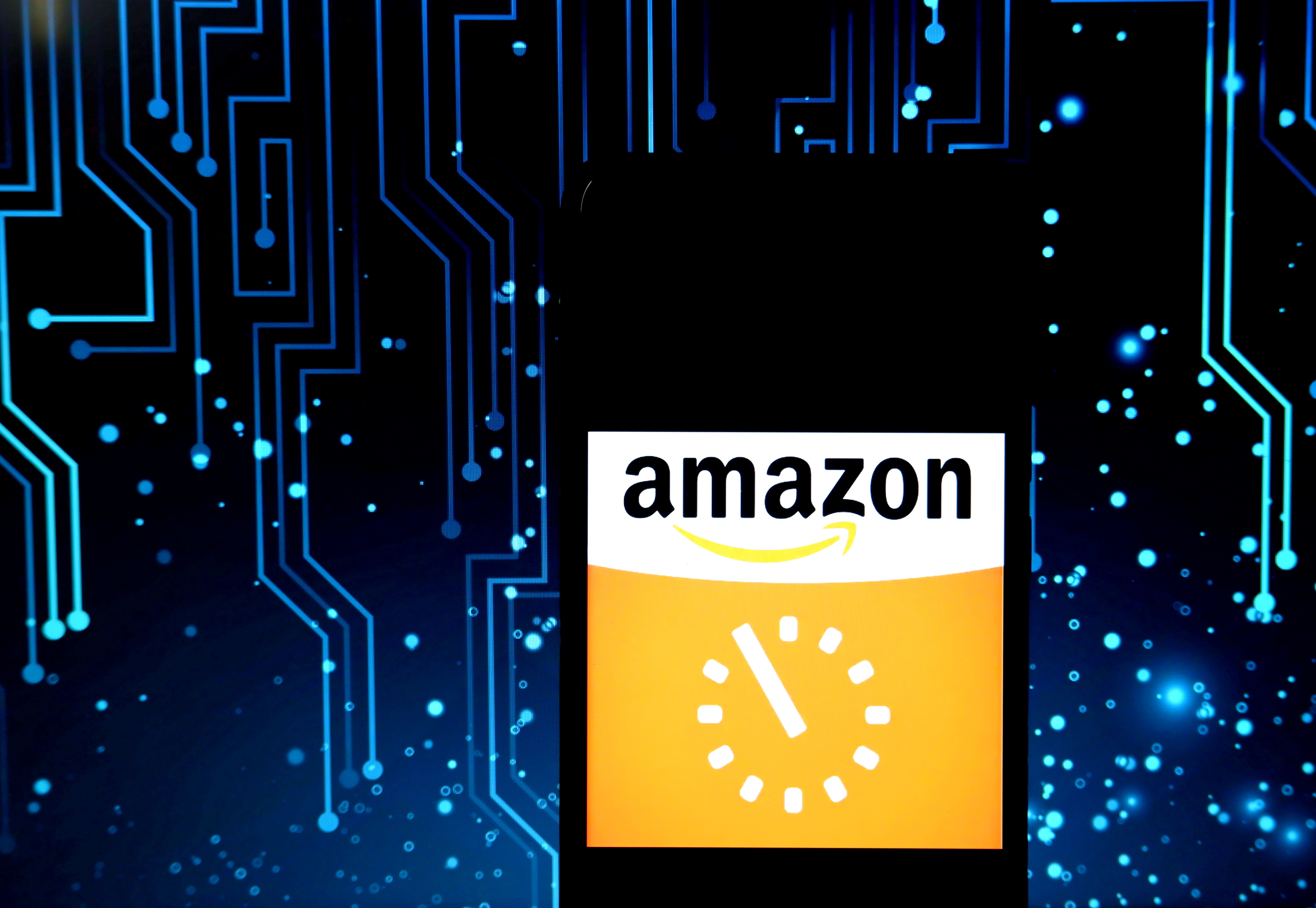 INDIA - 2019/10/15: In this photo illustration an American multinational technology company Amazon logo seen displayed on a smartphone. (Photo Illustration by Avishek Das/SOPA Images/LightRocket via Getty Images)