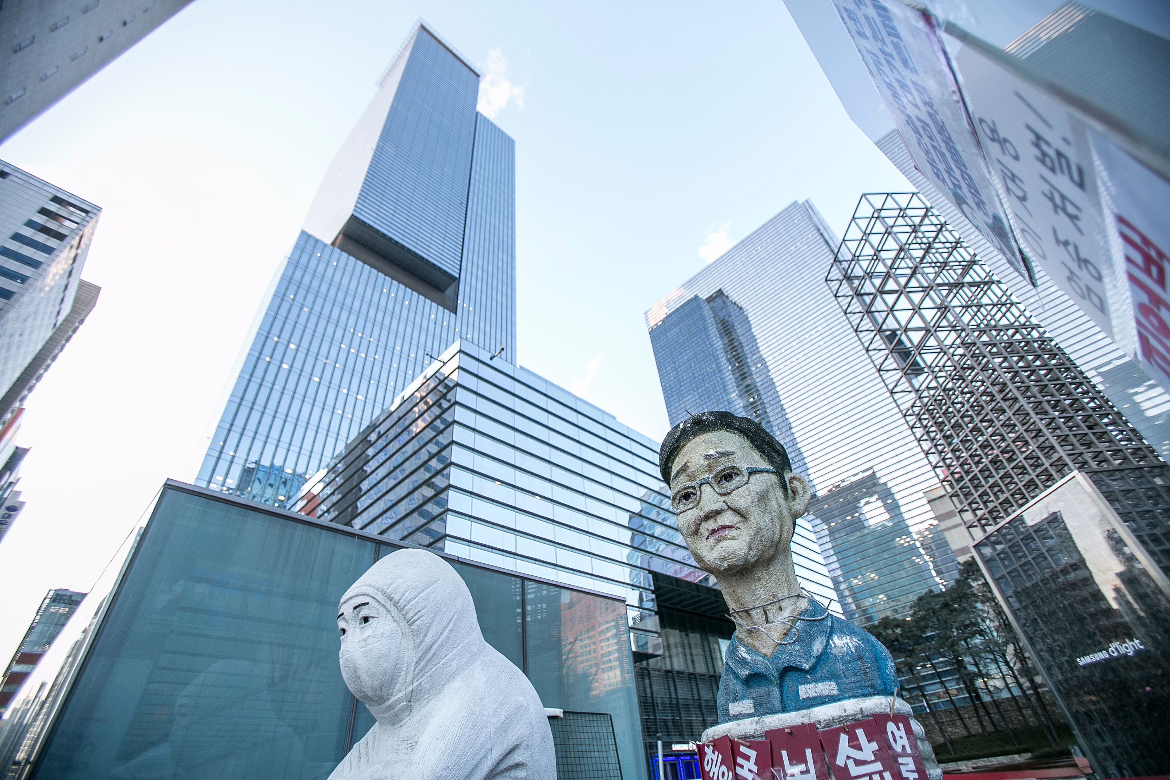 An effigy of Samsung Electronics Co. Vice Chairman Jay Y. Lee, right, stands outside the Samsung Seocho office building in Seoul, South Korea, on Wednesday, Feb. 7, 2018. A South Korean appeals court on Monday let Lee walk free from prison after suspending his sentence for bribery, a stunning reversal that raises questions about the governments ability to reform the nations most powerful corporations. Photographer: Jean Chung/Bloomberg via Getty Images