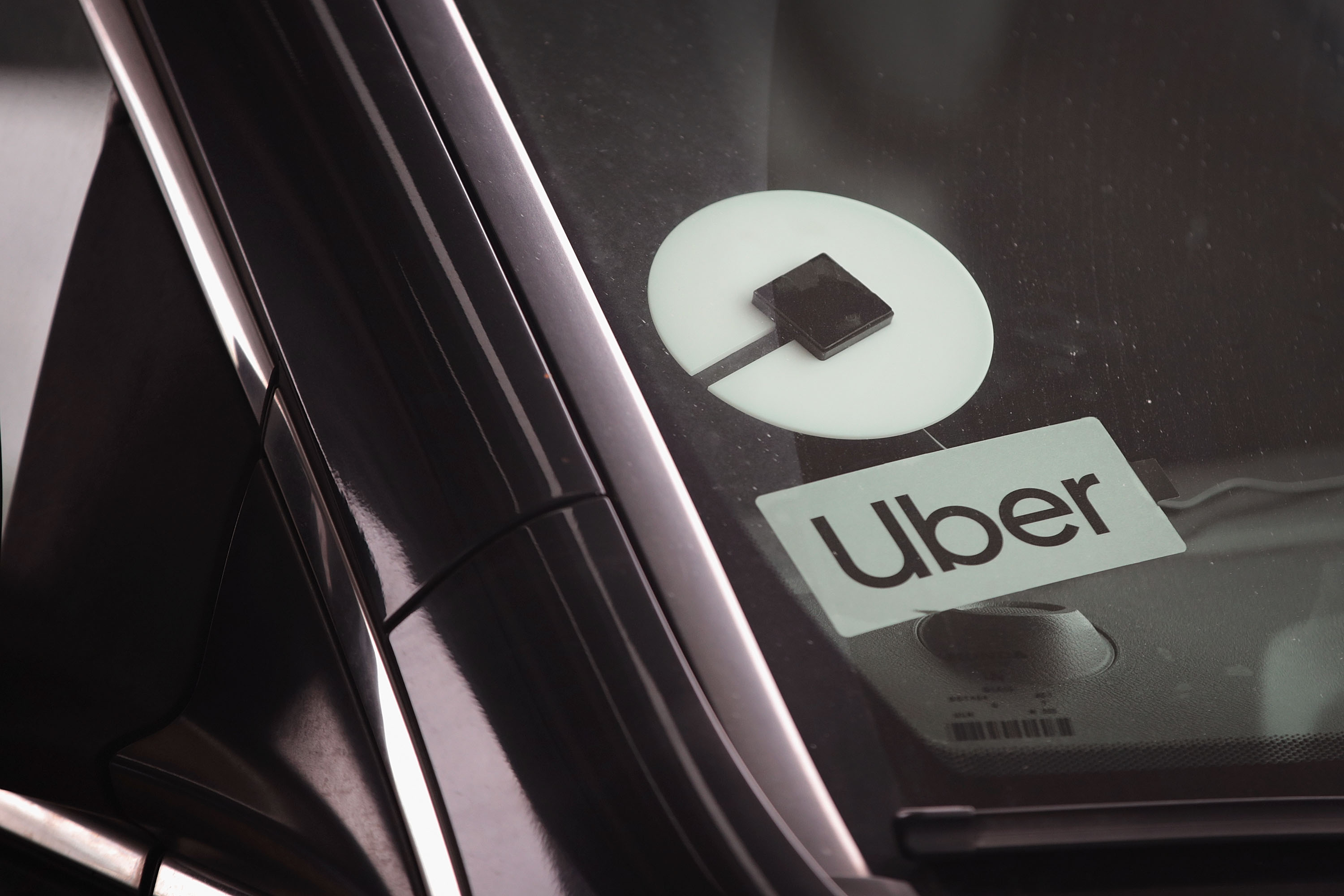 CHICAGO, ILLINOIS - APRIL 10: A ride share driver picks up passengers at O'Hare Airport on April 10, 2019 in Chicago, Illinois. In response to the death of 21-year-old University of South Carolina student Samantha Josephson, the South Carolina House has approved a bill that would require Uber, Lyft and other ride sharing vehicles to have illuminated signs. Josephson was killed after climbing into a vehicle that she thought was her Uber ride. (Photo by Scott Olson/Getty Images)