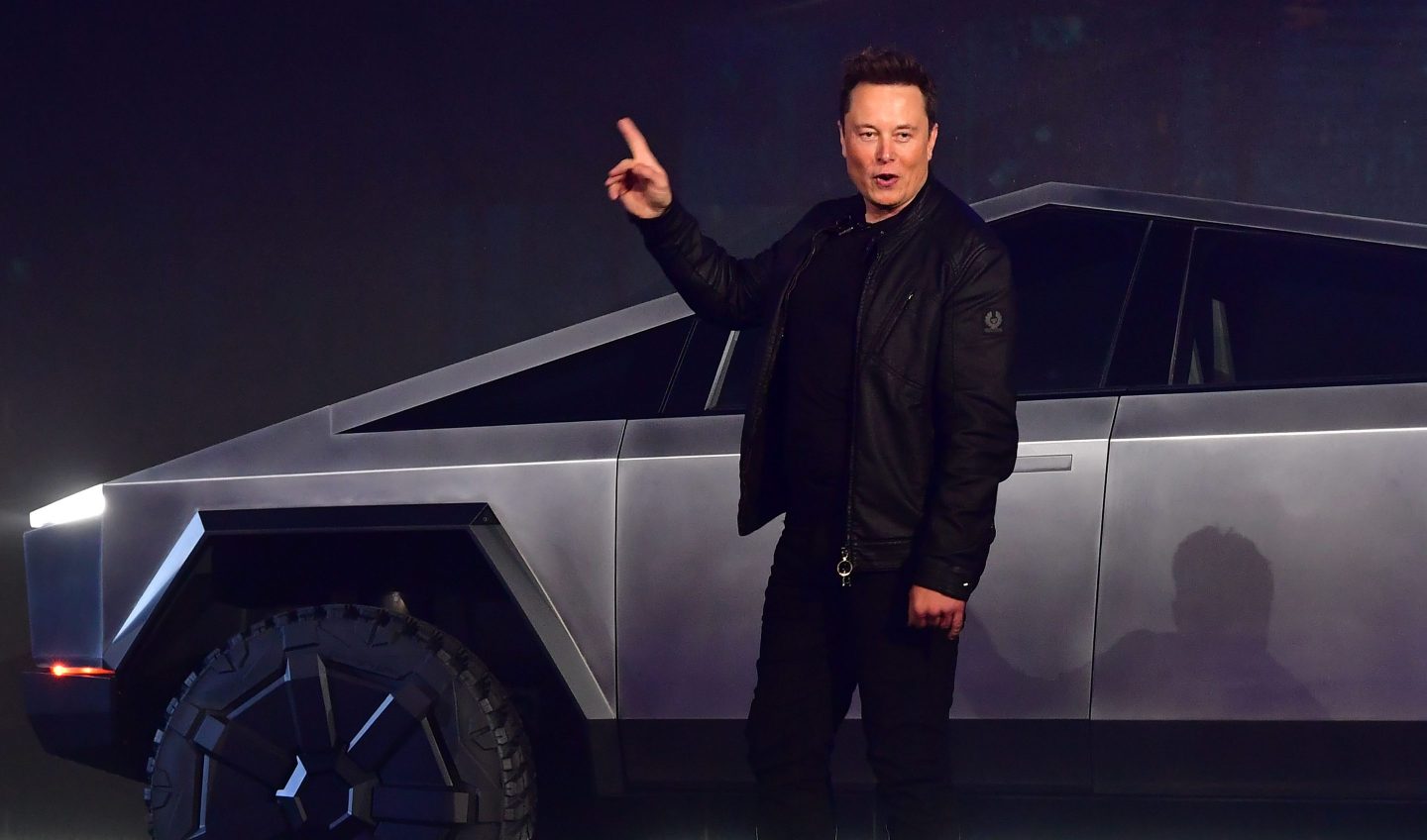 Tesla and Ford Post Dueling Tweets Pitting the Cybertruck Against the F-150