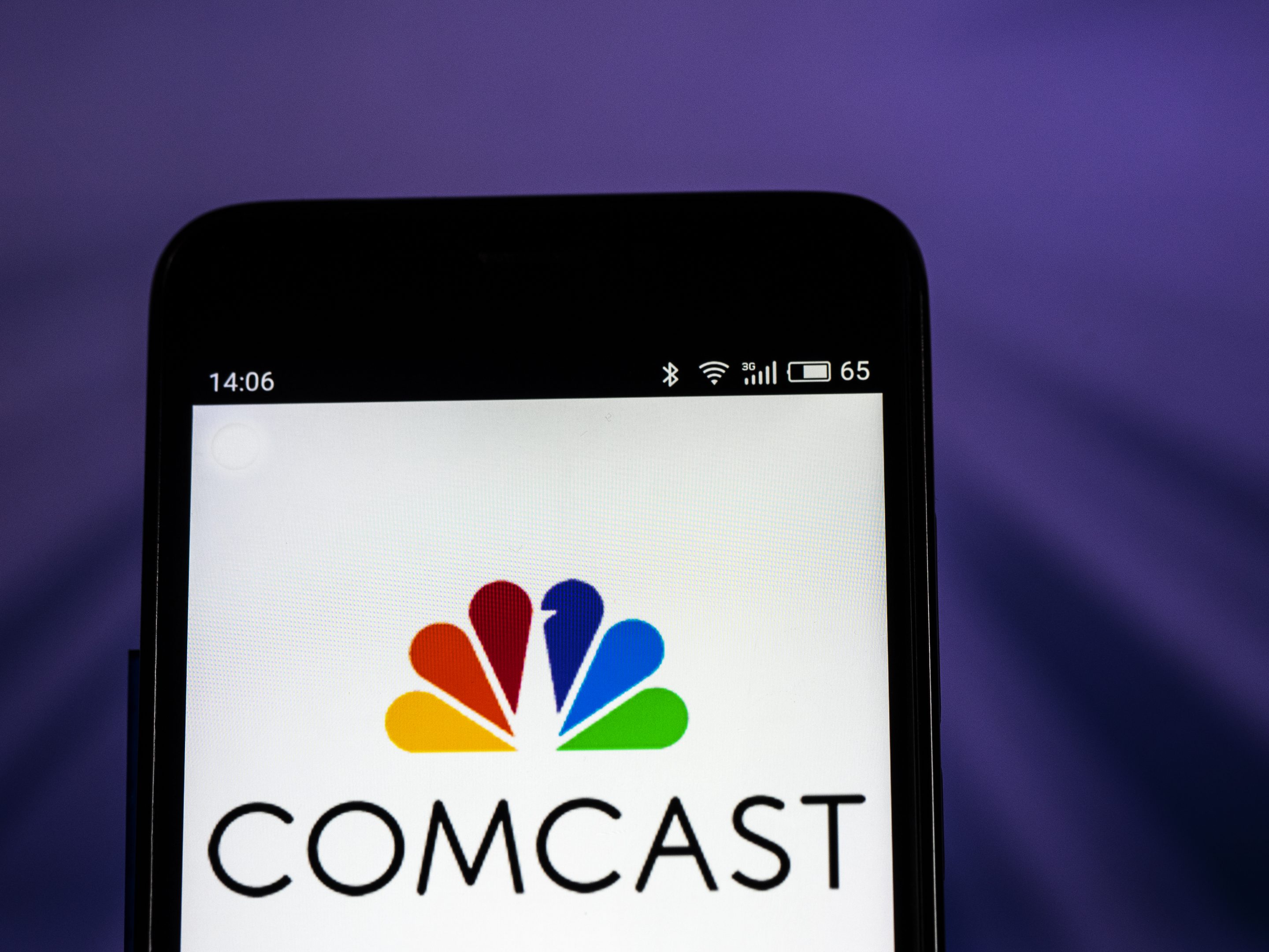 KIEV, UKRAINE - 2018/10/25: In this photo illustration, the Comcast Telecommunications company logo seen displayed on a smartphone. Comcast Corporation is an American global telecommunications conglomerate head quartered in Philadelphia, Pennsylvania. (Photo Illustration by Igor Golovniov/SOPA Images/LightRocket via Getty Images)
