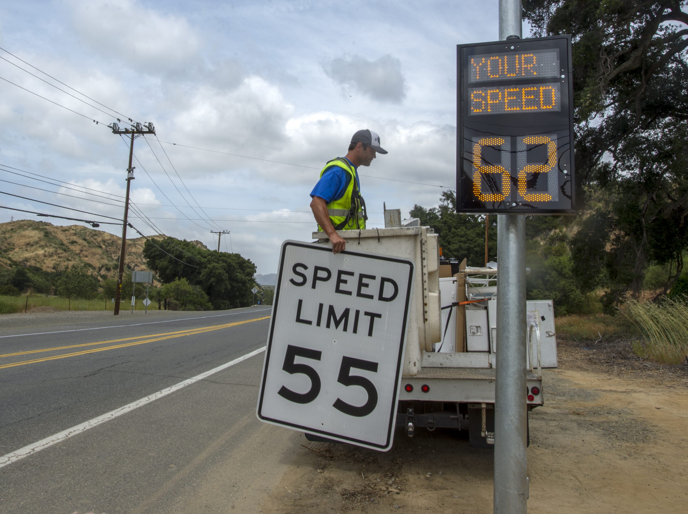 SILVERADO, CA - APRIL 24: Andre Edwards, field foreman for Fortel Traffic, Inc., attaches a speed limit sign to a solar-powered radar speed feedback signs along Santiago Canyon Road at Modjeska Canyon Road in Silverado, California, on Monday, April 24, 2017.
The county of Orange is installing five solar radar signs along Santiago Canyon between Cook's Corner and the 241 toll road.