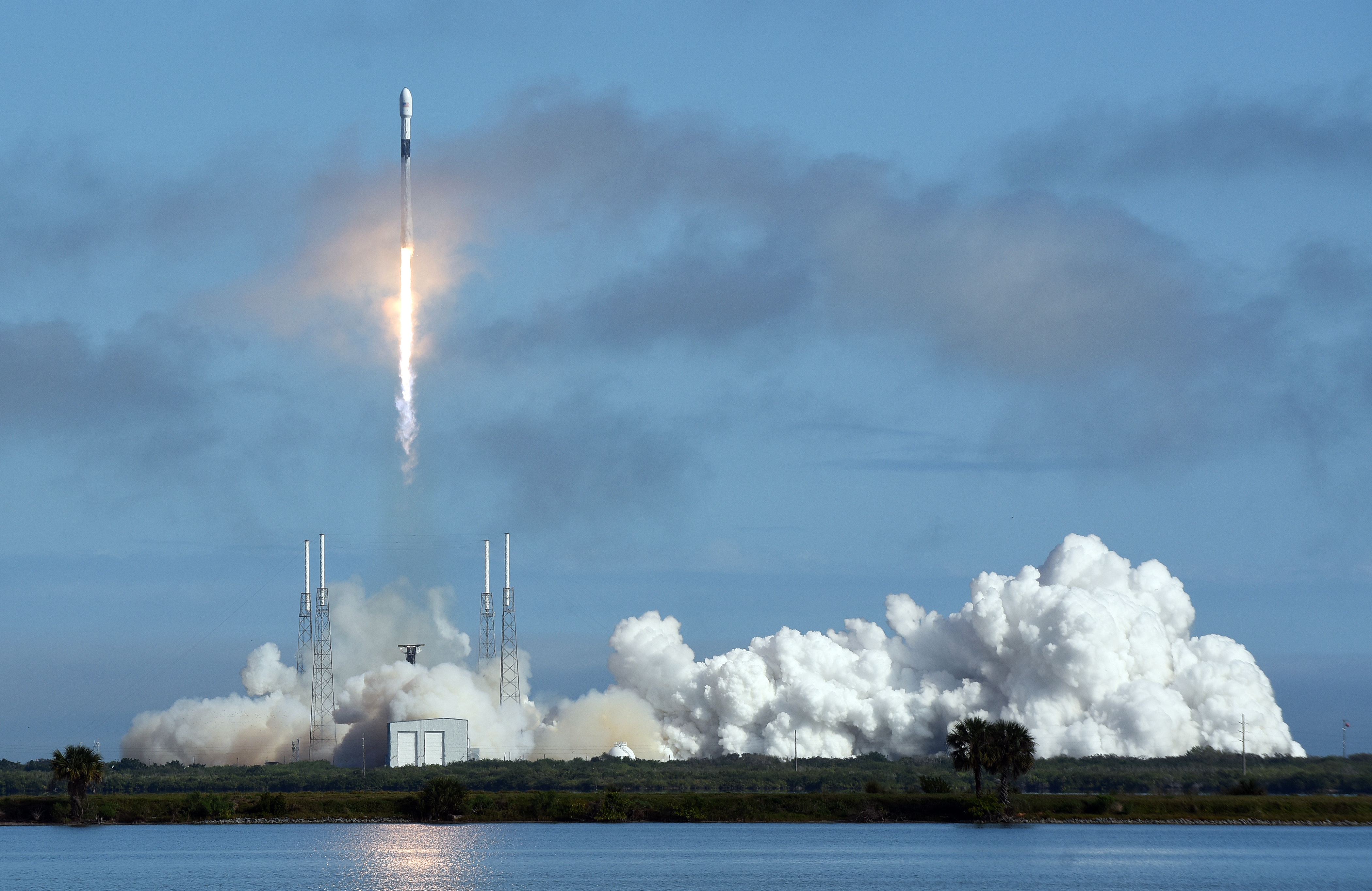 CAPE CANAVERAL, UNITED STATES - 2020/02/17: A SpaceX Falcon 9 rocket carrying 60 Starlink satellites launches from pad 40 at Cape Canaveral Air Force Station in Florida.
This is the fifth batch of internet satellites launched by SpaceX, making a total of 300 now in orbit. The first stage booster rocket missed its planned landing on the SpaceX drone ship. (Photo by Paul Hennessy/SOPA Images/LightRocket via Getty Images)