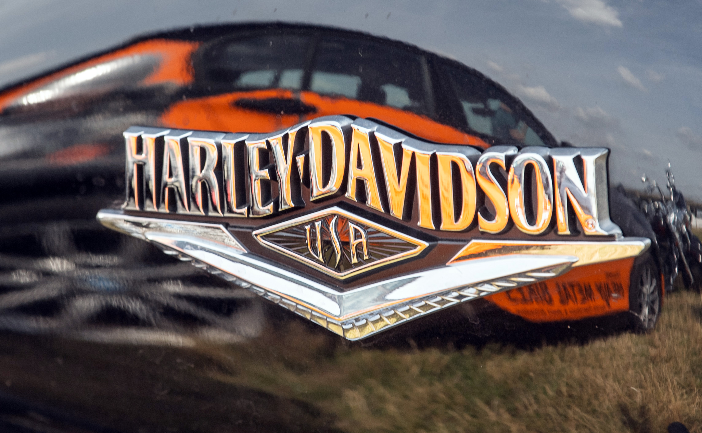 22 July 2019, Saxony, Dresden: Harley Davidson motorcycles are standing at a press and photo shoot for the Harley Days Dresden 2019 on the festival grounds in the flood channel. From 26 to 28 July 2019 the new edition of Harley Days Dresden will take place, the Open Air Event in the "Rinne Dresden". This year, thousands of bikers and onlookers will gather on the eight-hectare festival grounds to pay homage to the American brand, which conveys the feeling of freedom and independence like no other. Besides Hamburg, Dresden is only the second German city to be allowed to host such an event, because normally there is only one such event in Europe.