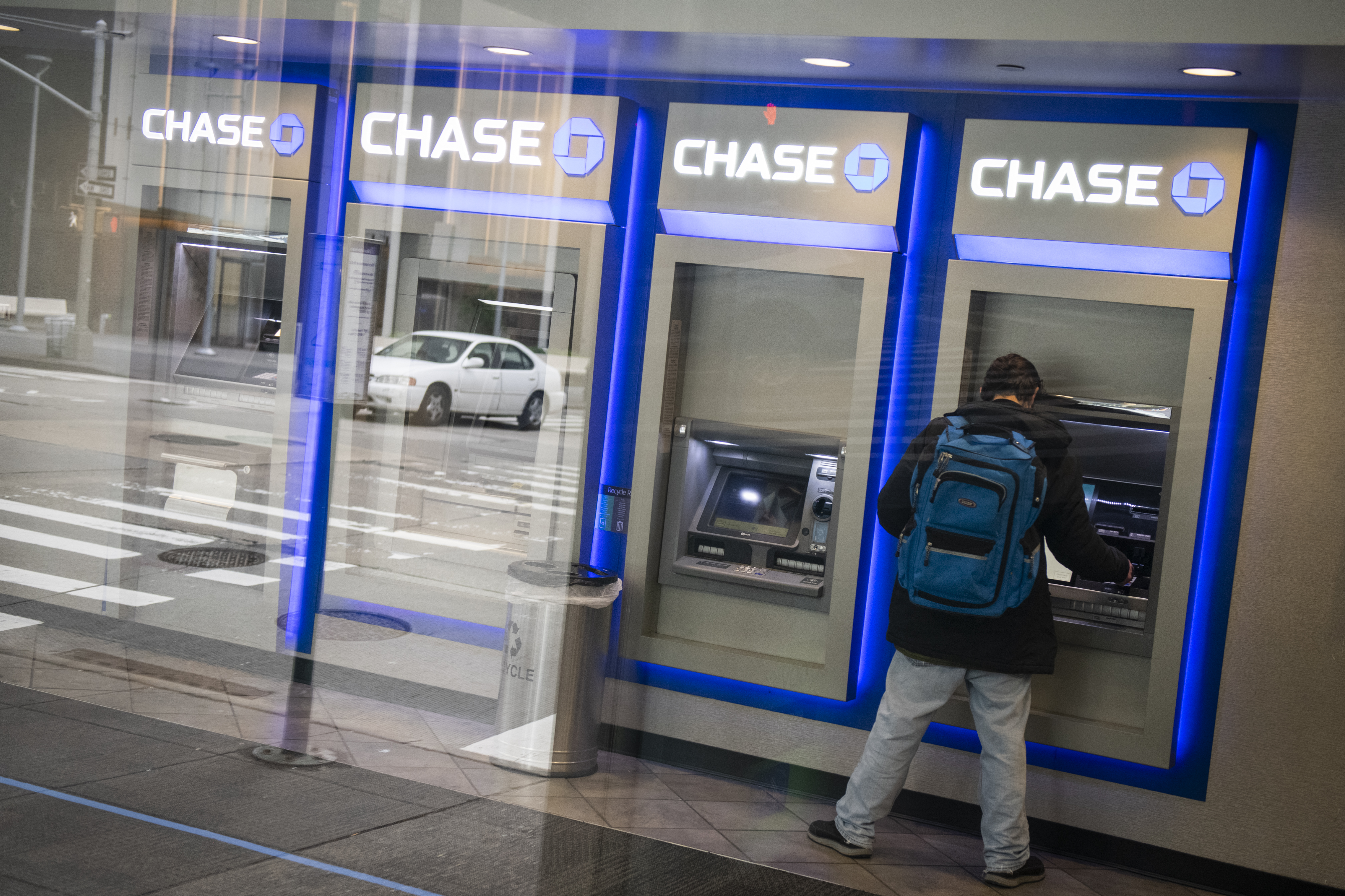 A person uses an automated teller machine at a temporarily closed JPMorgan Chase bank branch in New York. JPMorgan Chase is scheduled to release earnings figures on Tuesday, the first of several big banks to do so this week. Wire photography: Mark Kauzlarich—Bloomberg via Getty Images