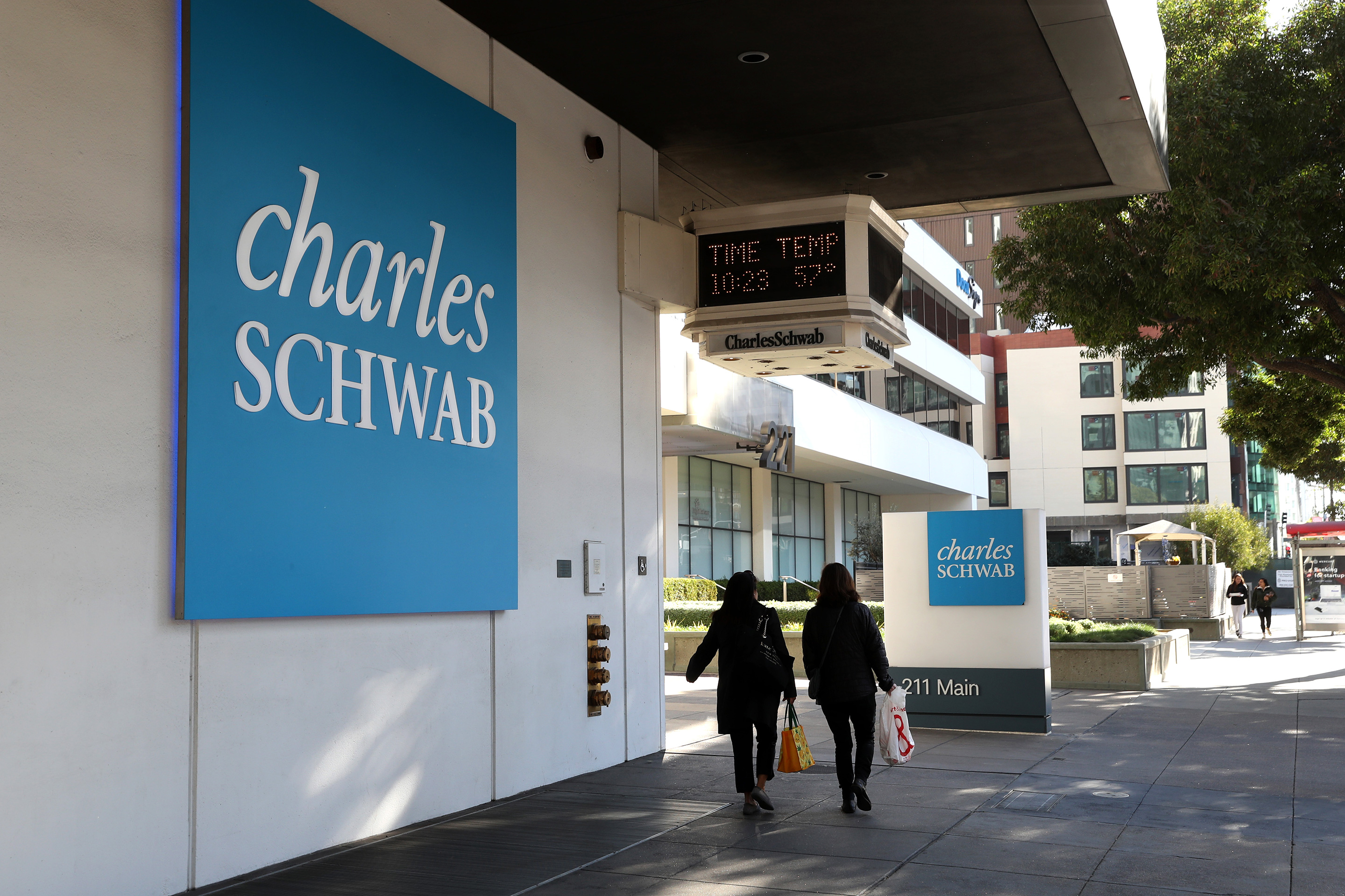 F500-2020-271-Charles-Schwab