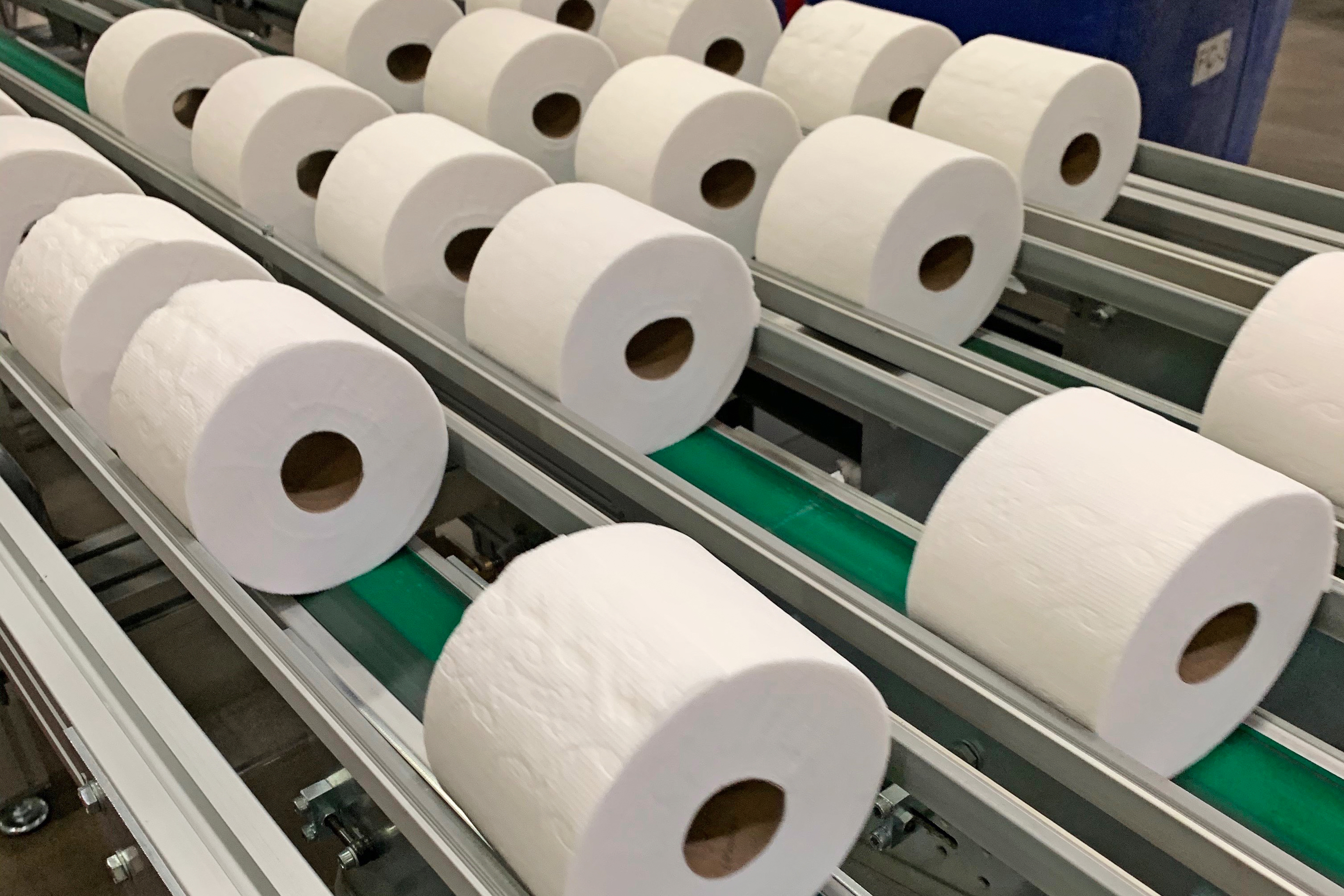 FEELING THE SQUEEZE
Charmin toilet paper at
a Procter & Gamble
plant in Green Bay. Even
P&G desk workers are
taking on factory shifts to
keep up with demand.