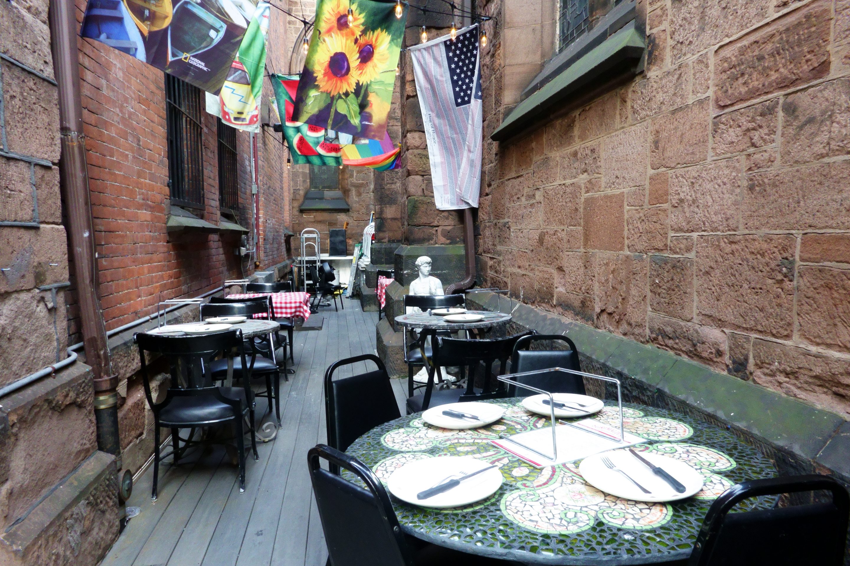 Al fresco dining, Grimaldi's Pizza. (Photo by: Joan Slatkin/Education Images/Universal Images Group via Getty Images)