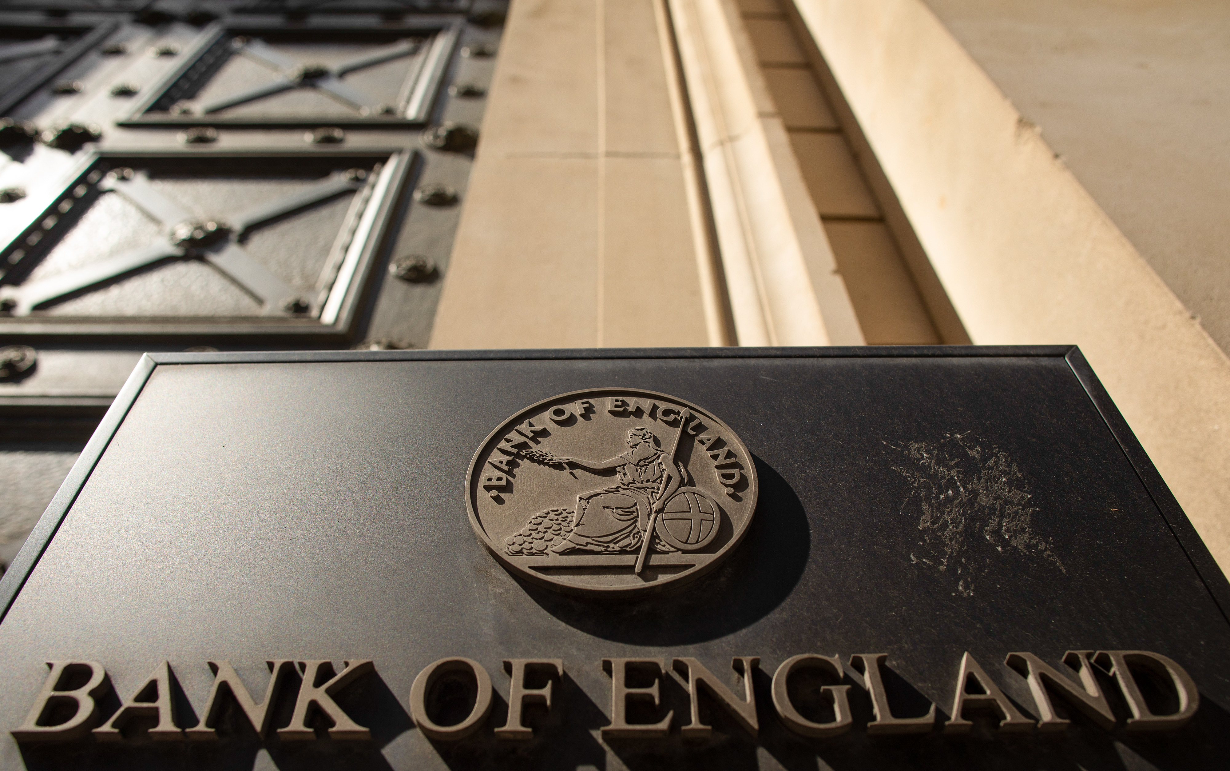 A sign sits outside the Bank of England (BOE) in the City of London, U.K. The debate is intensifying over whether the Bank of England will need to cut interest rates to negative, a possibility with no-deal Brexit looming. Wire photography: Simon Dawson—Bloomberg via Getty Images