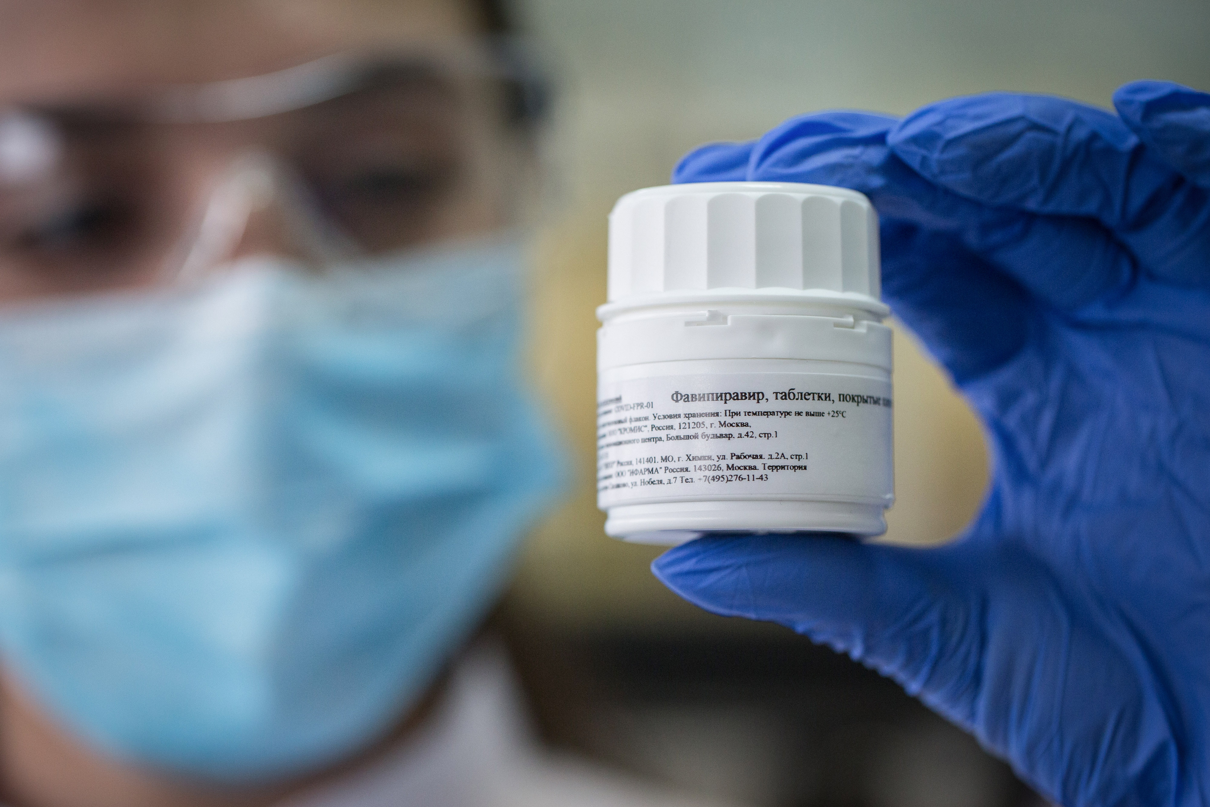 A worker holds a finished and sealed container of the Favipiravir antiviral medicine, a joint venture between the Russian Direct Investment Fund (RDIF) and ChemRar group. Russia will begin shipping the treatment to hospitals this month, planning up to 60,000 doses. Wire photography: Andrey Rudakov—Bloomberg via Getty Images