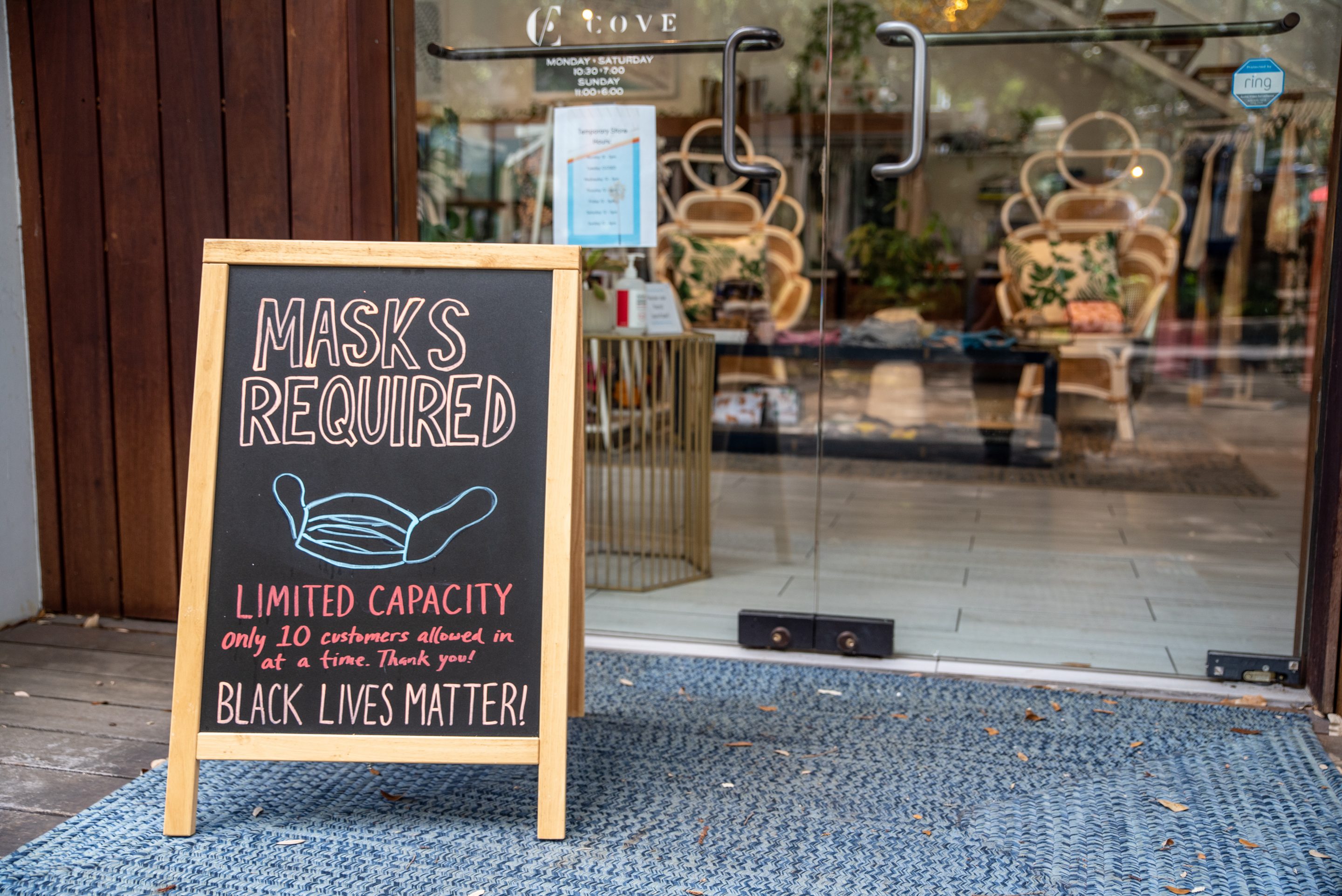A "Masks Required" sign is displayed outside a store in Austin, Texas, U.S., on Thursday, June 25, 2020. Texas reported a record 5,489 new cases, bringing the total to 120,370, according to the state health department, well above the seven-day average. Wire photography: Sergio Flores—Bloomberg via Getty Images