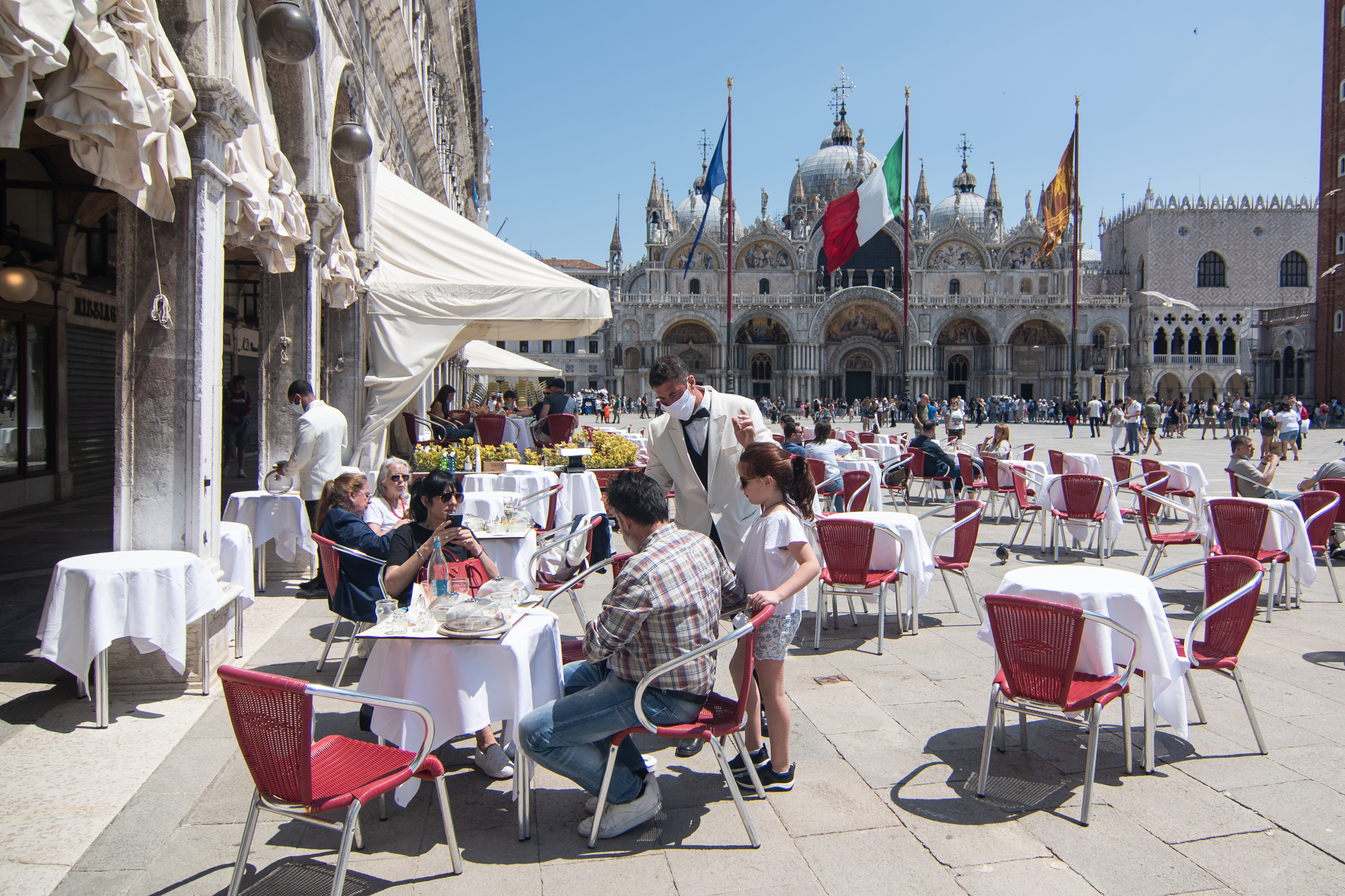 Tourists take a coffee at Quadri Cafè in St. Mark square on June 02, 2020 in Venice, Italy. Many Italian businesses have been allowed to reopen, after more than two months of a nationwide lockdown meant to curb the spread of Covid-19. Wire photography: Simone Padovani—Awakening/Getty Images