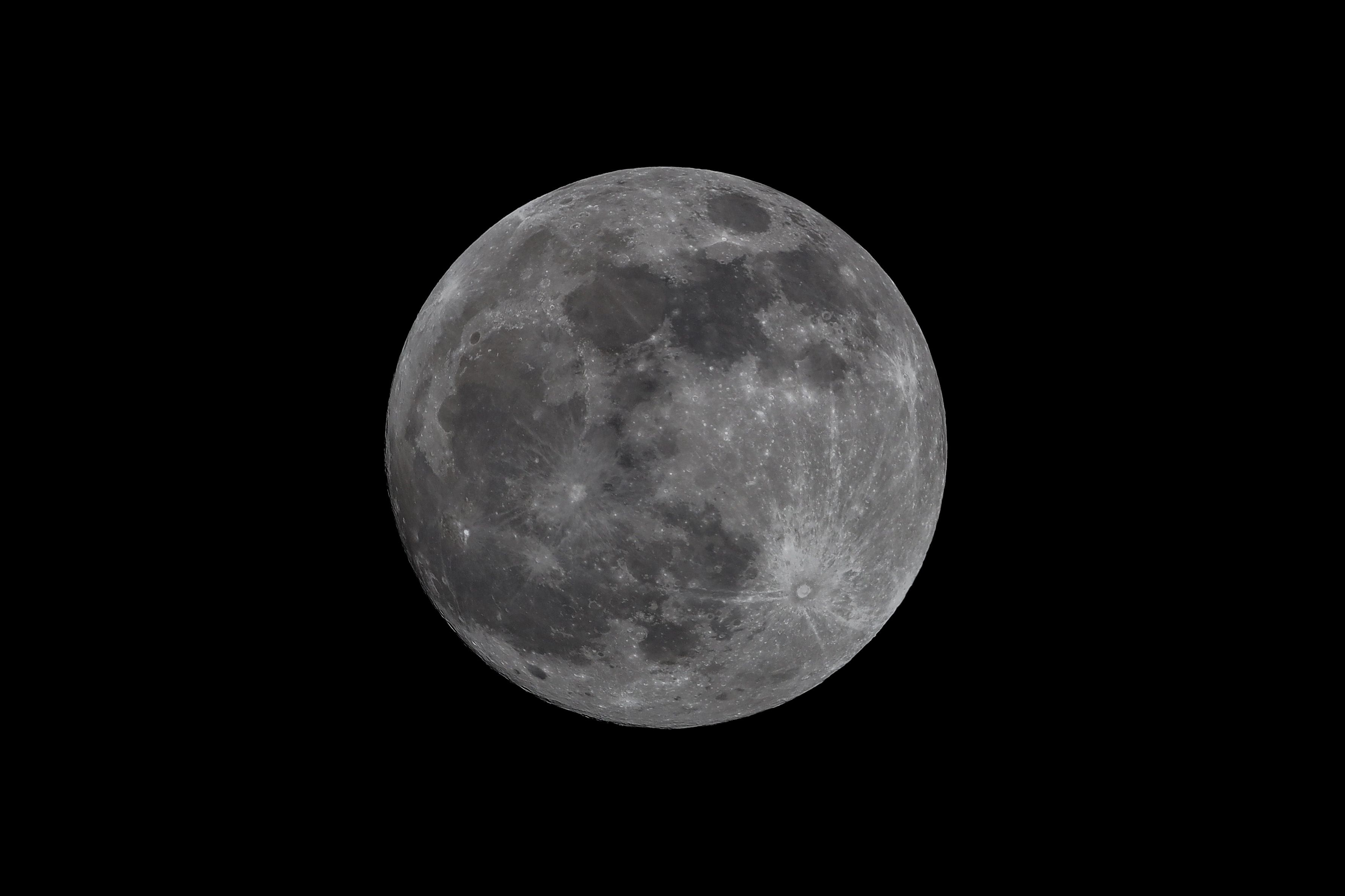 A full Moon rises over Southern England ahead of a total Lunar Eclipse and the possible sighting of a Blood Moon on January 20, 2019 in High Wycombe, United Kingdom. Richard Heathcote—Getty Images