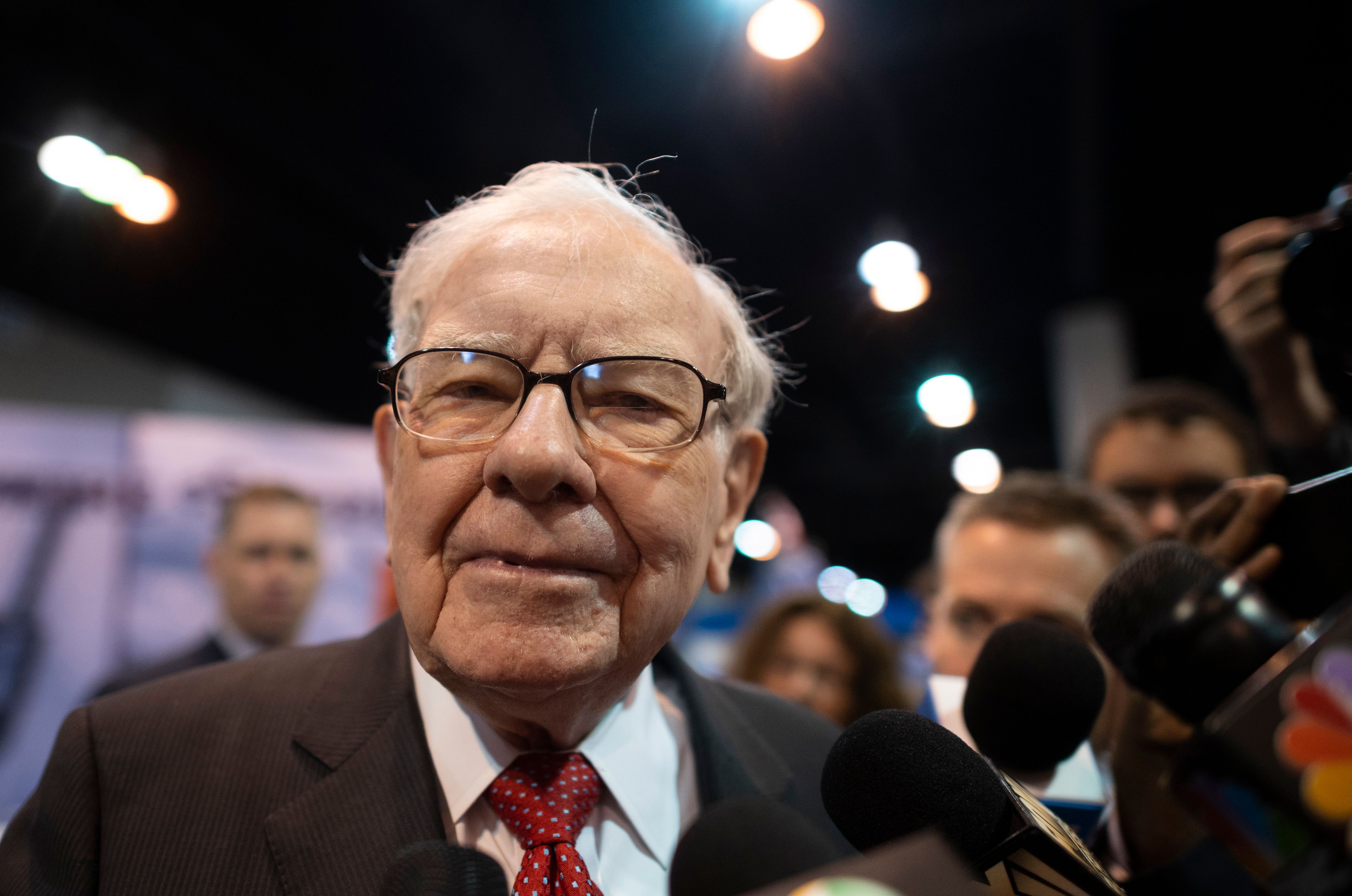 Warren Buffett (C), CEO of Berkshire Hathaway, speaks to the press as he arrives at the 2019 annual shareholders meeting in Omaha, Nebraska, May 4, 2019. (Photo by Johannes EISELE / AFP) (Photo credit should read JOHANNES EISELE/AFP via Getty Images)