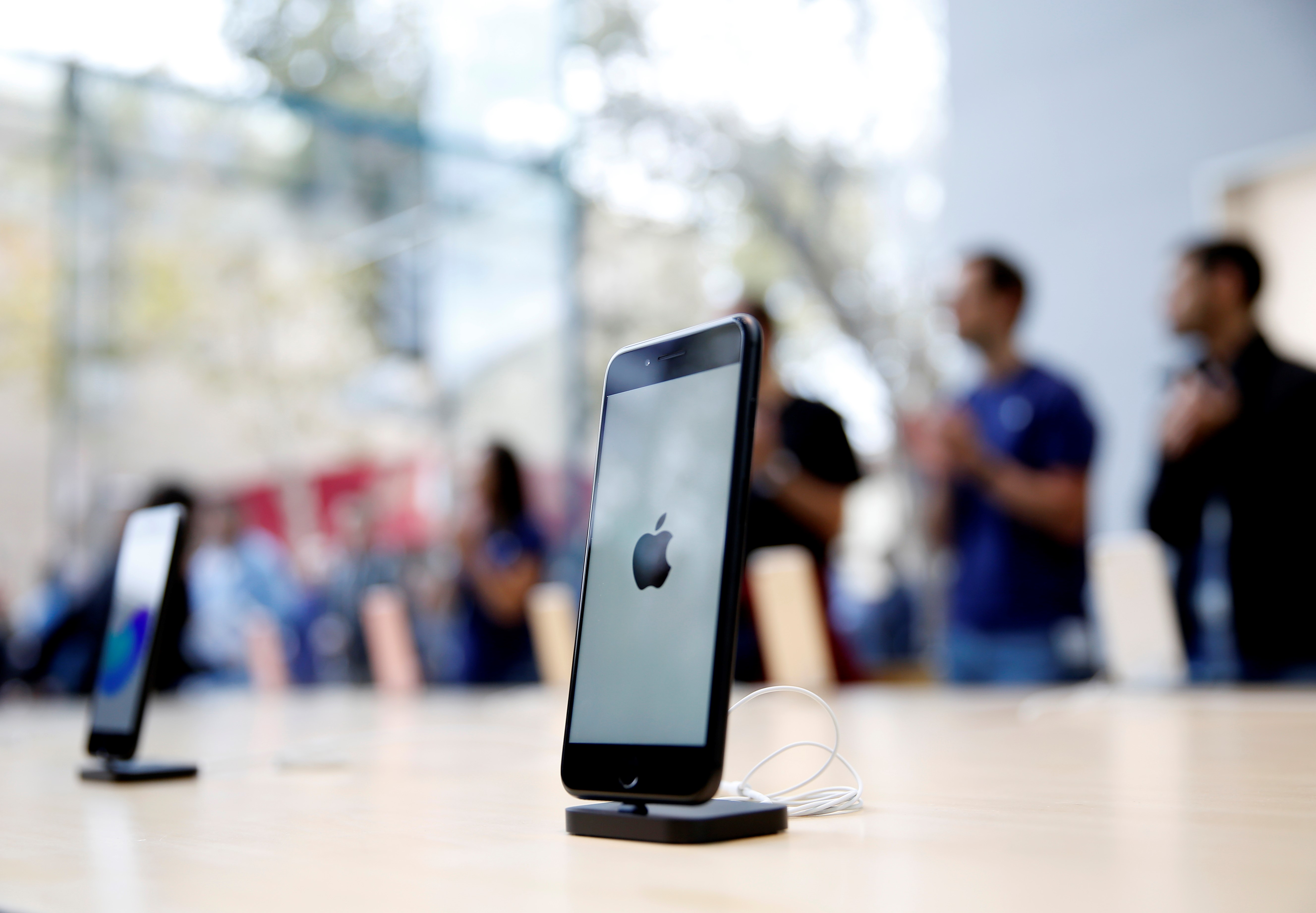 CALIFORNIA, USA - SEPTEMBER 16: New iPhone models are seen on display at the Apple store, in Palo Alto, California, United States on September 16, 2016.
(Photo by Tayfun Coskun/Anadolu Agency/Getty Images)