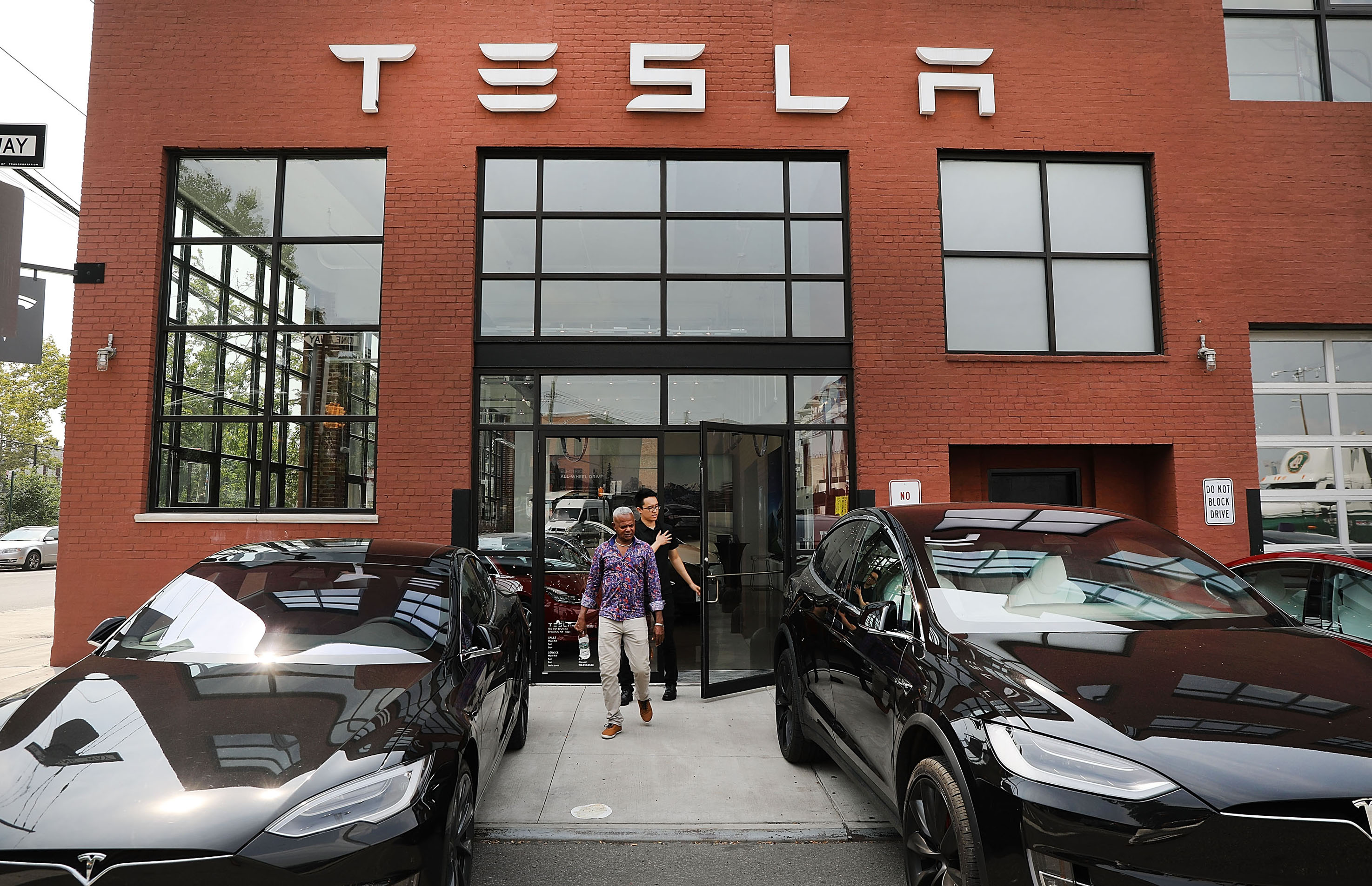 NEW YORK, NY - AUGUST 27: Tesla vehicles stand outside of a Brooklyn showroom and service center on August 27, 2018 in New York City. The electric automaker saw its stock drop on Monday after its Chief Executive Elon Musk reversed his plans to make the Silicon Valley company private. Tesla shares lost 4% in early trading on Monday.