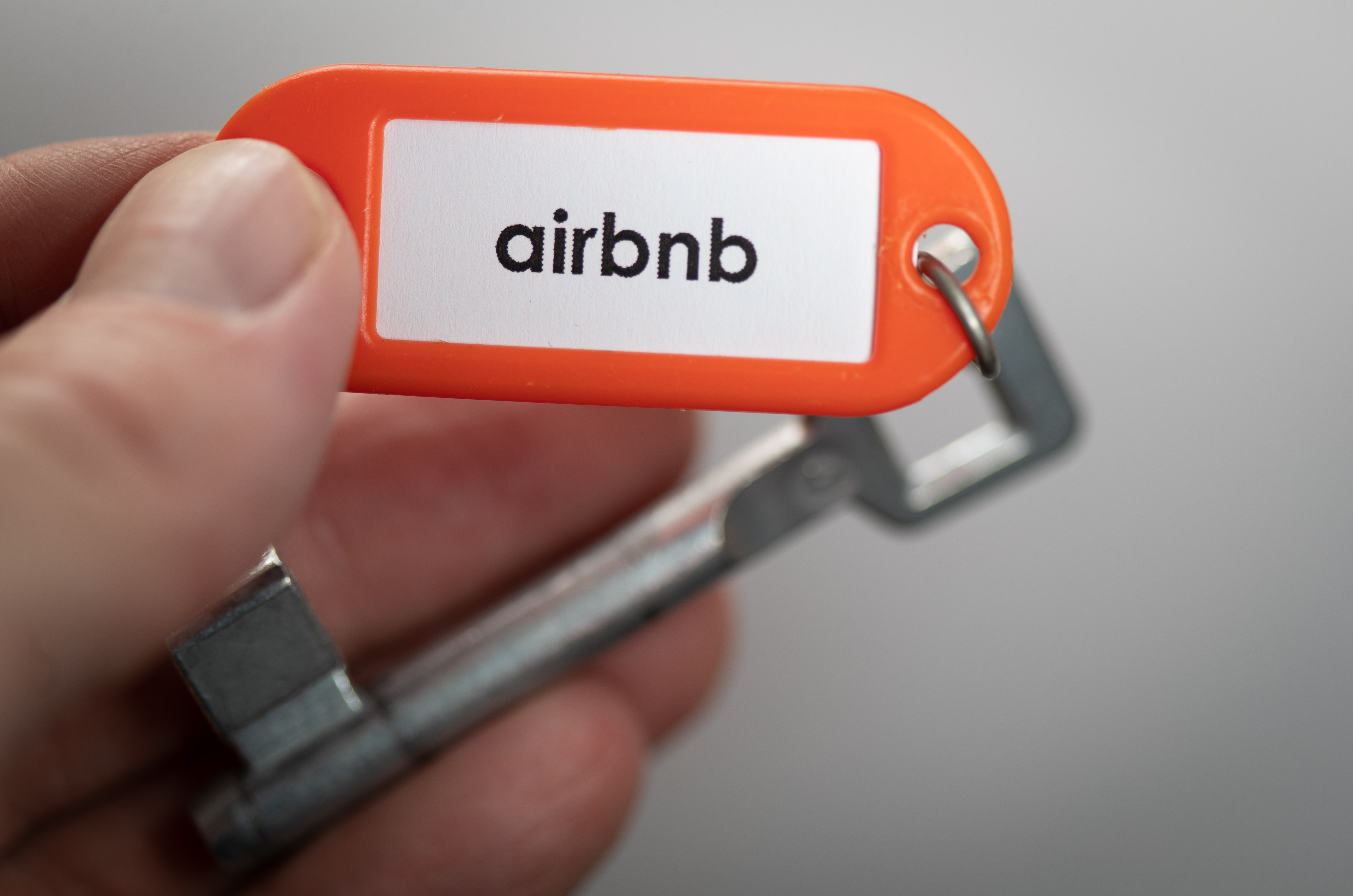 04 June 2020, Lower Saxony, Osnabrück: ILLUSTRATION - "airbnb" is written on a key ring. Due to corona-related uncertainty, only a few people are currently planning a summer holiday abroad, but many can imagine holidays in Germany. The apartment broker Airbnb is registering increased demand for accommodation between the Alps and the coast. In its Corona Ordinance of 25 May, the Lower Saxony state government classifies accommodation on Airbnb as a holiday apartment or holiday home.