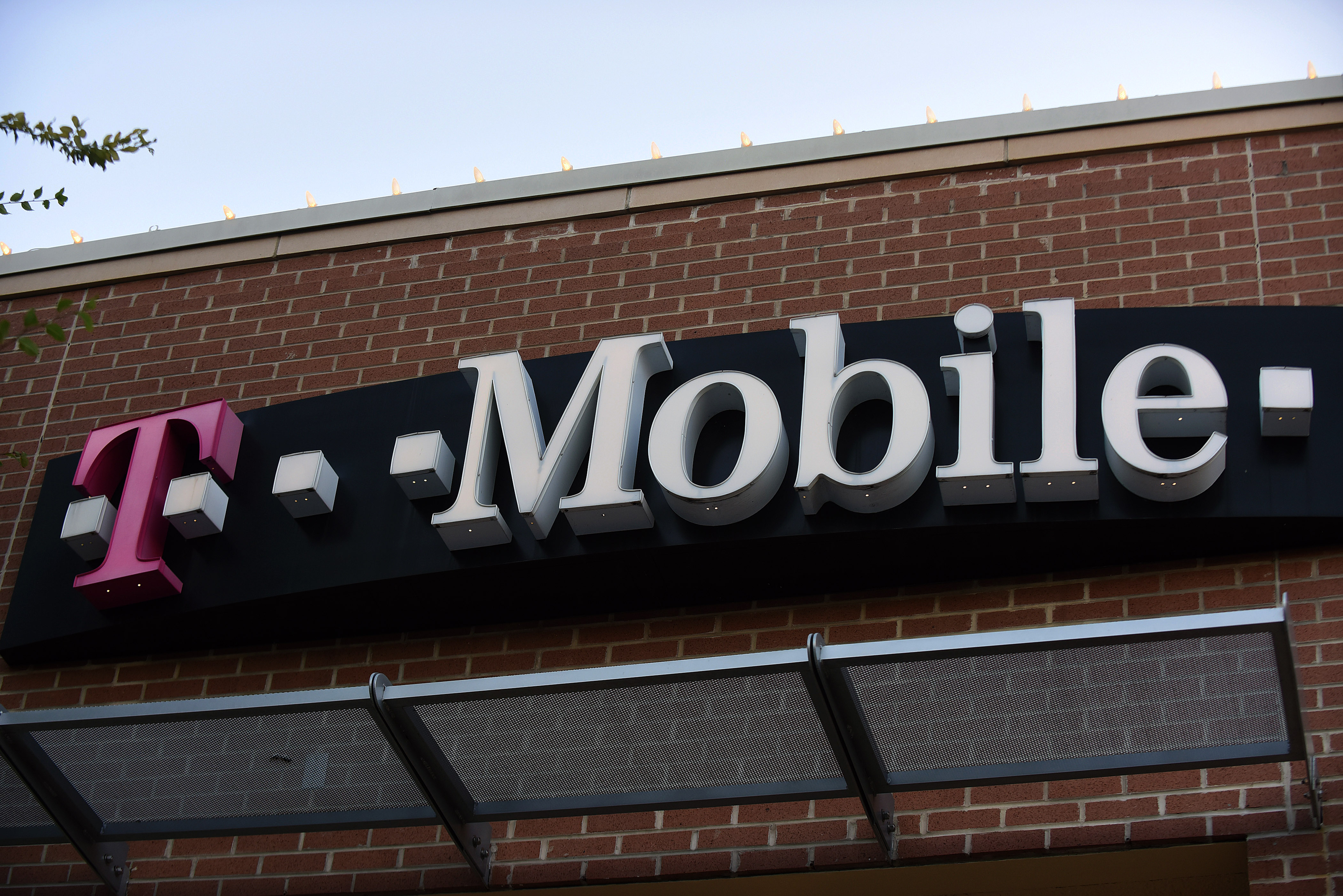 ORLANDO, FLORIDA, UNITED STATES - 2020/06/15: A T-Mobile store is seen in Orlando, Florida as the third largest wireless carrier said it was experiencing a widespread outage knocking out calls and texts for T-Mobile customers across the United States.
It is unclear what caused the issue or when it would be resolved.