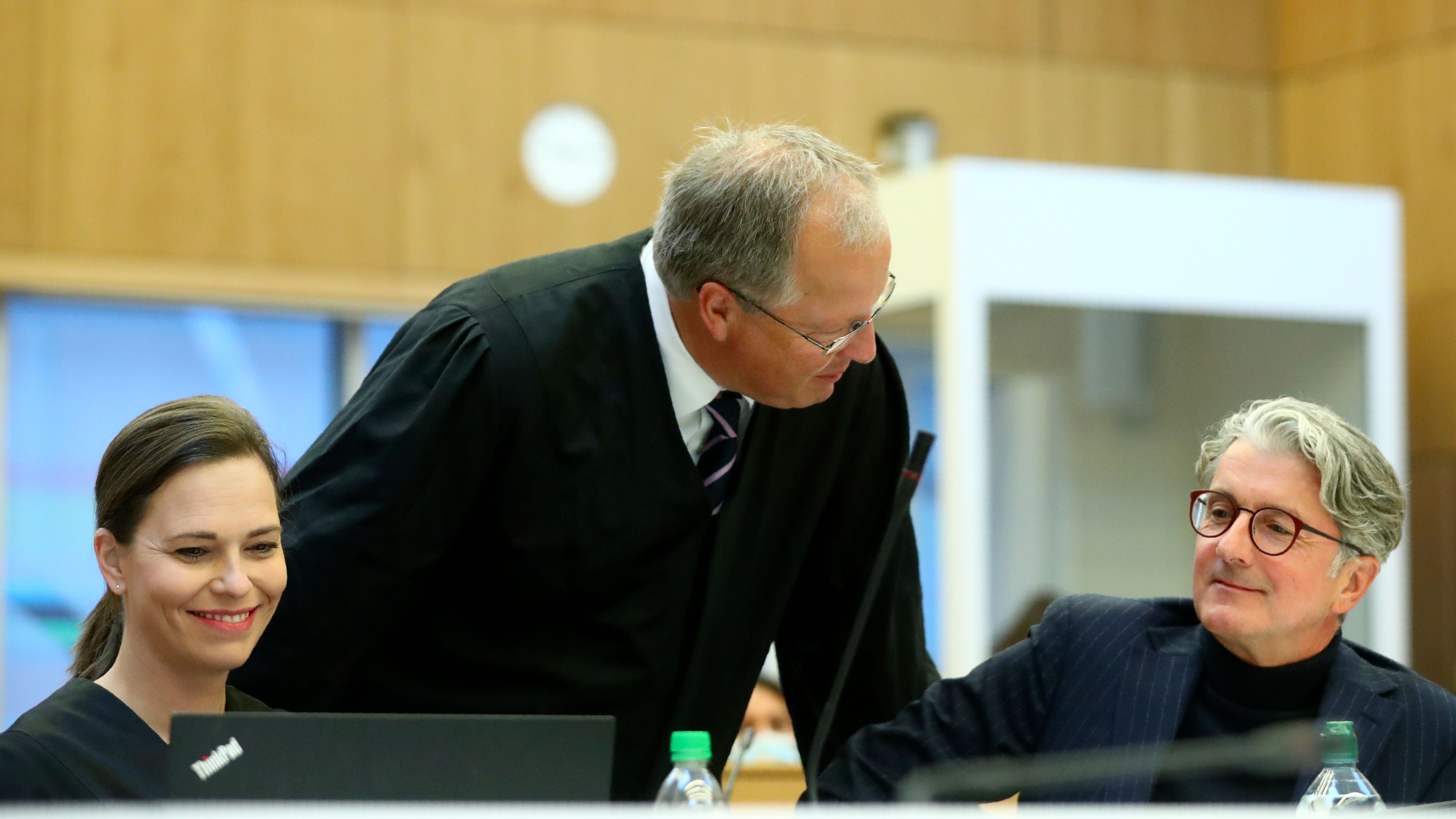 Rupert Stadler (R), former CEO of German car manufacturer Audi, talks to his lawyers Ulrike Thole-Groll (L) and Thilo Pfordte (C) in a regional court room in Munich, southern Germany, on October 6, 2020. - Stadler stands trial in Germany over the "dieselgate" emissions scandal, five years after parent company Volkswagen (VW) admitted responsibility. (Photo by Matthias Schrader / POOL / AFP) (Photo by MATTHIAS SCHRADER/POOL/AFP via Getty Images)