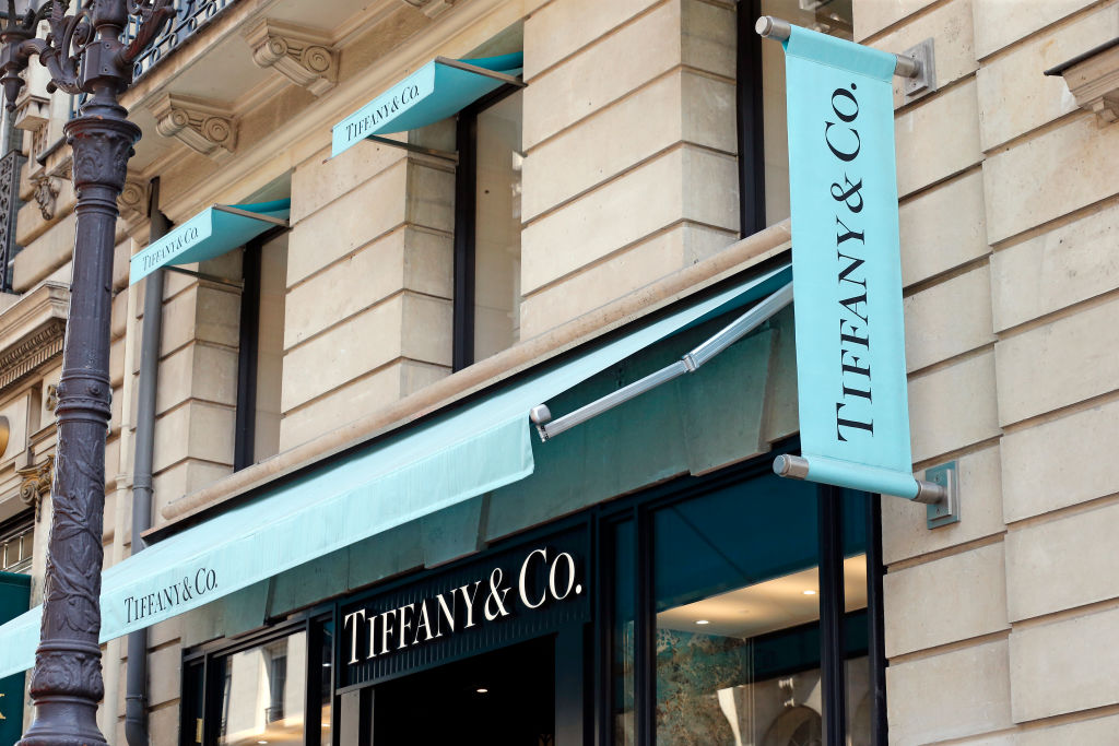 A Tiffany &amp; Co. logo sits on display outside the US company's luxury jewelry store on September 10, 2020 in Paris, France. The French luxury industry group LVMH announced on Wednesday the abandonment of the proposed acquisition of the American jewelry company Tiffany, which retaliated by attacking the French luxury giant in American justice to force it to finalize this operation. estimated at $16.2 billion (13.8 billion euros).