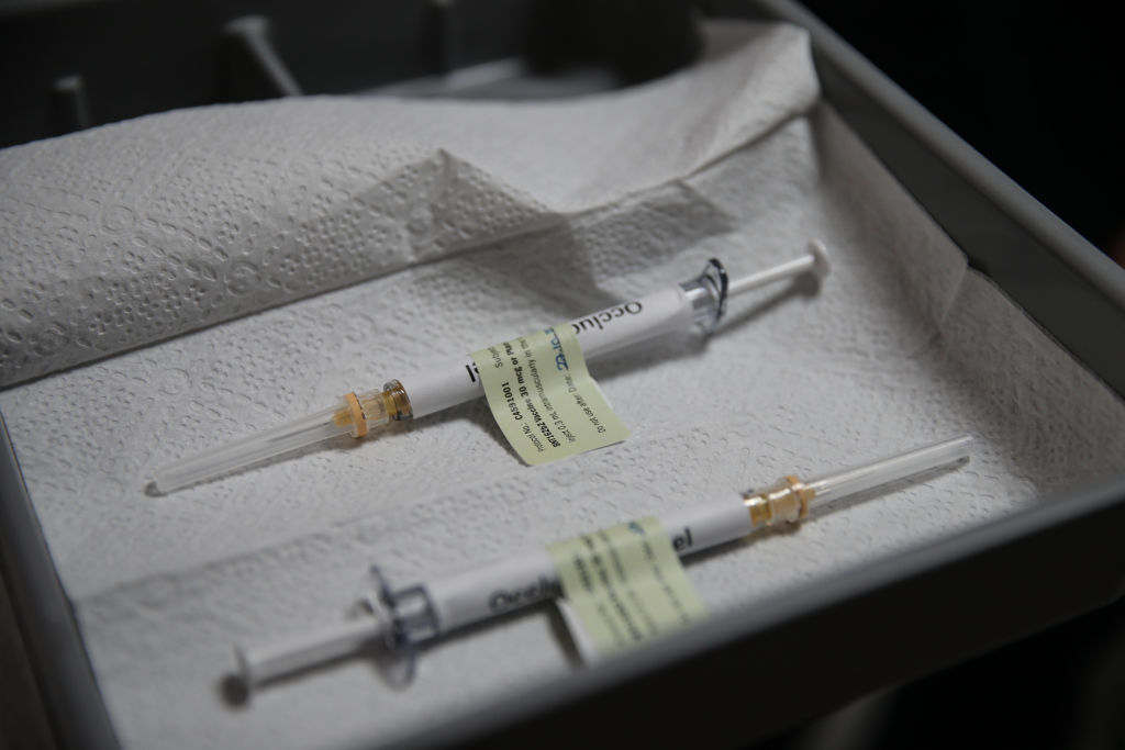 Picture of two syringes on a tray.