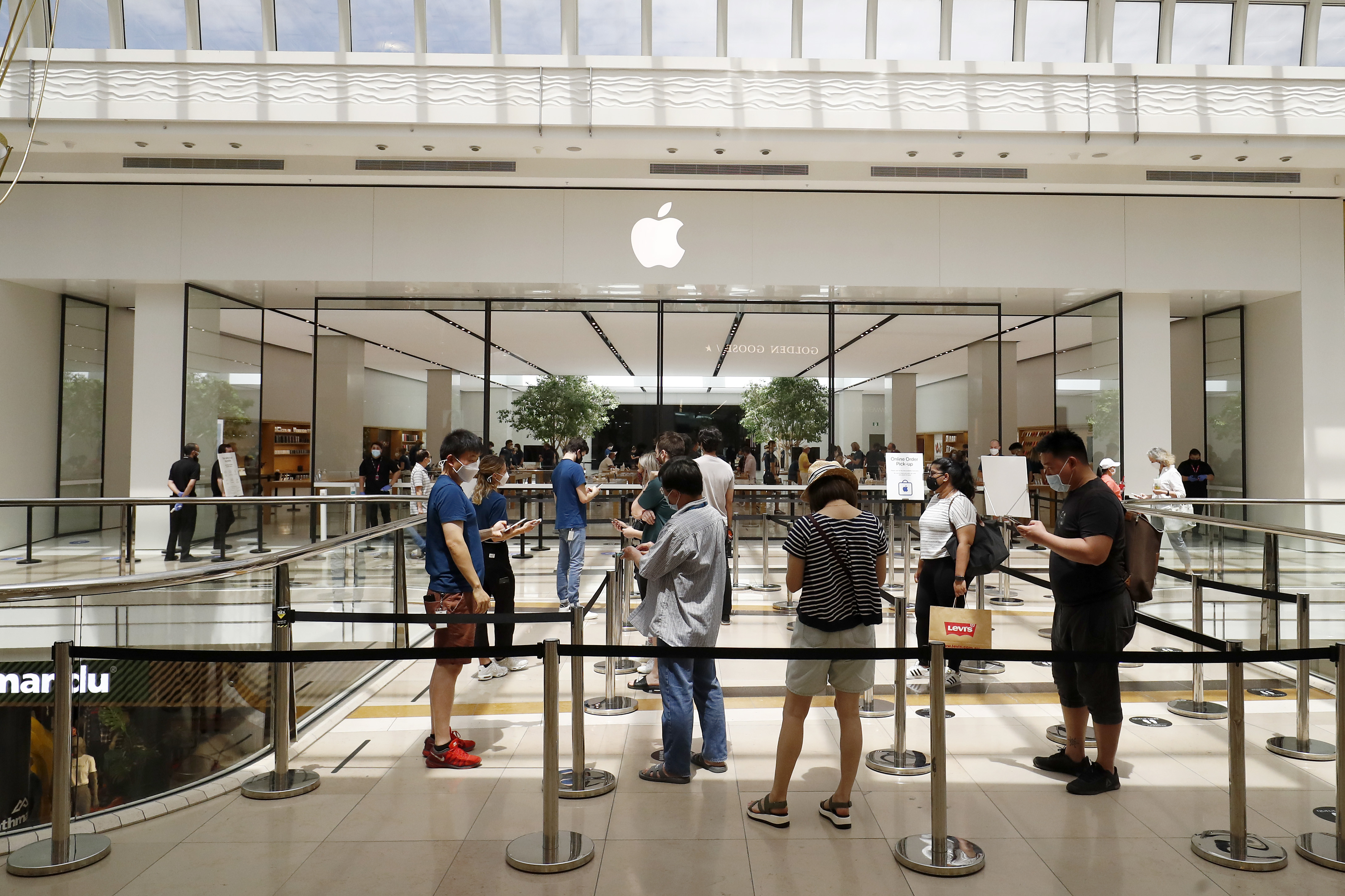 Apple's security chief has been accused of bribery.