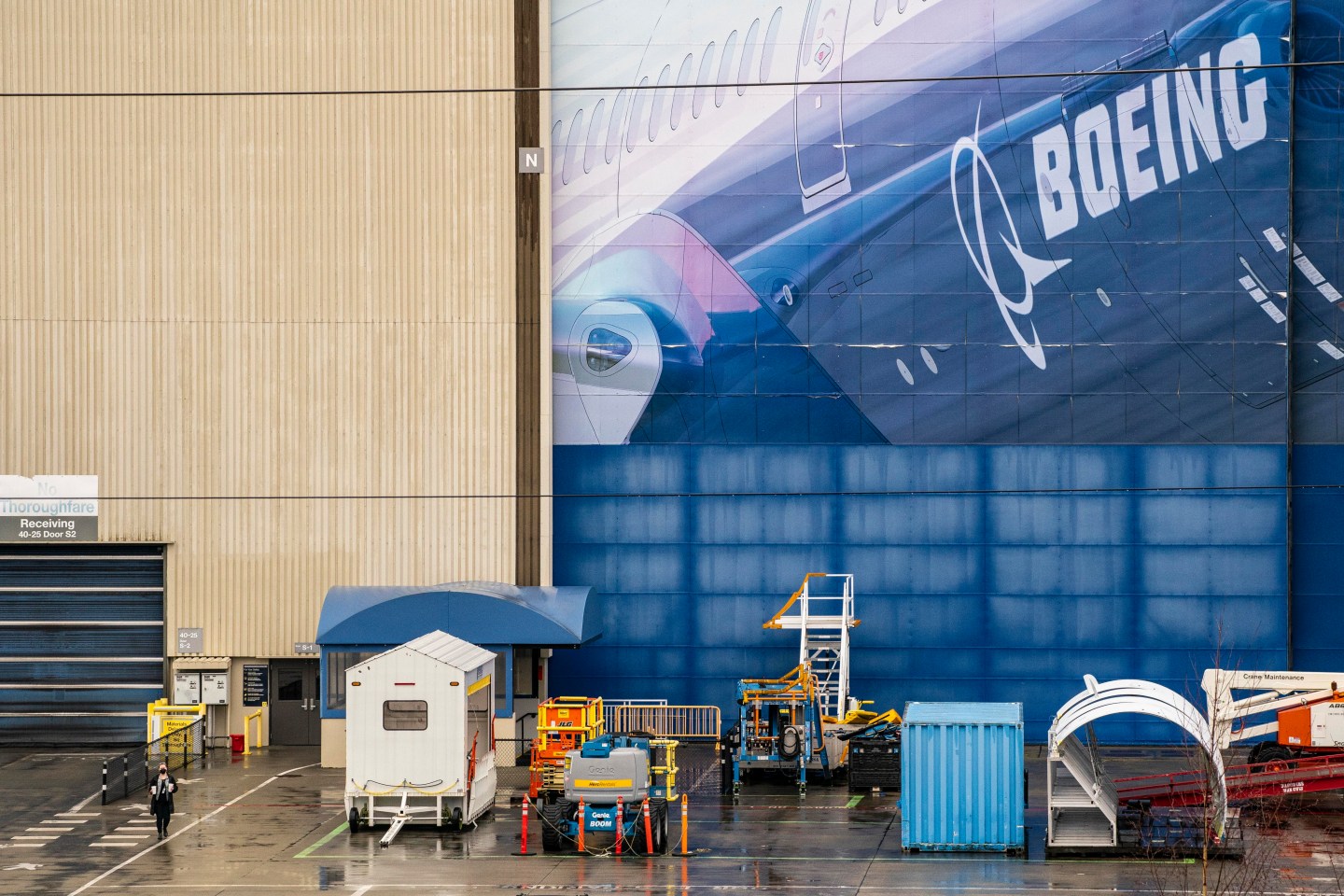 Boeing 777 makes emergency landing in Moscow due to engine trouble