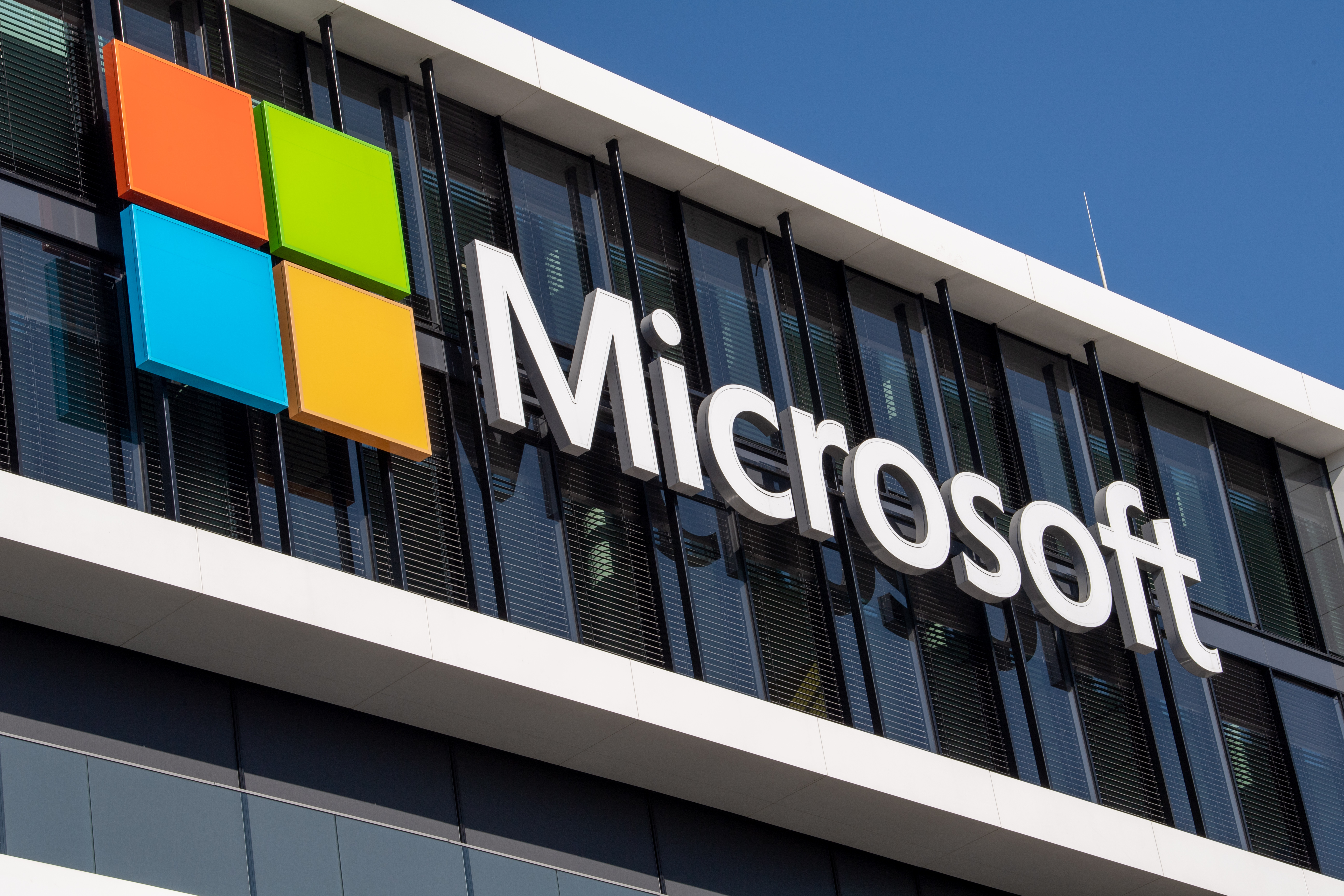 Microsoft closed a deal with the U.S. Army for AR headsets.