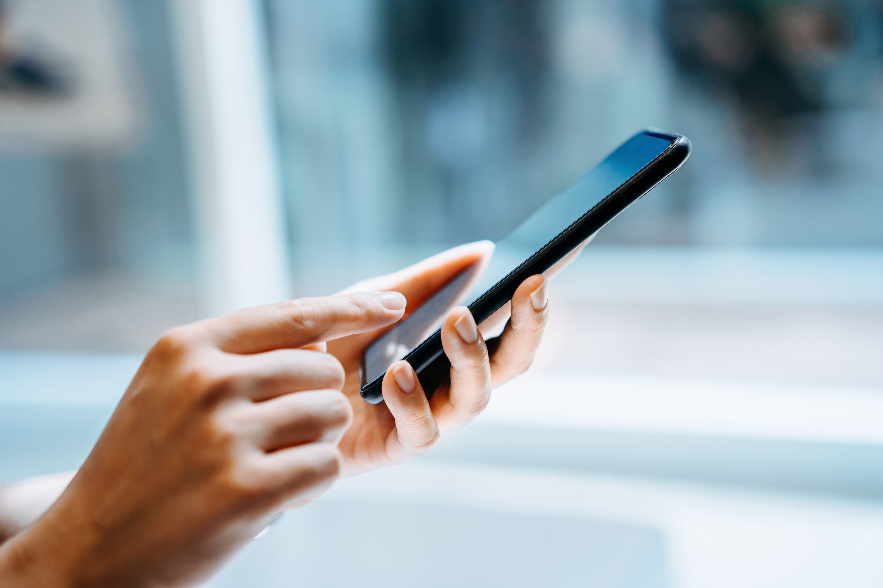 Beware of fraudsters using a technique called "SIM swap" to hack the online accounts of victims in order to steal their cryptocurrencies including Bitcoin.