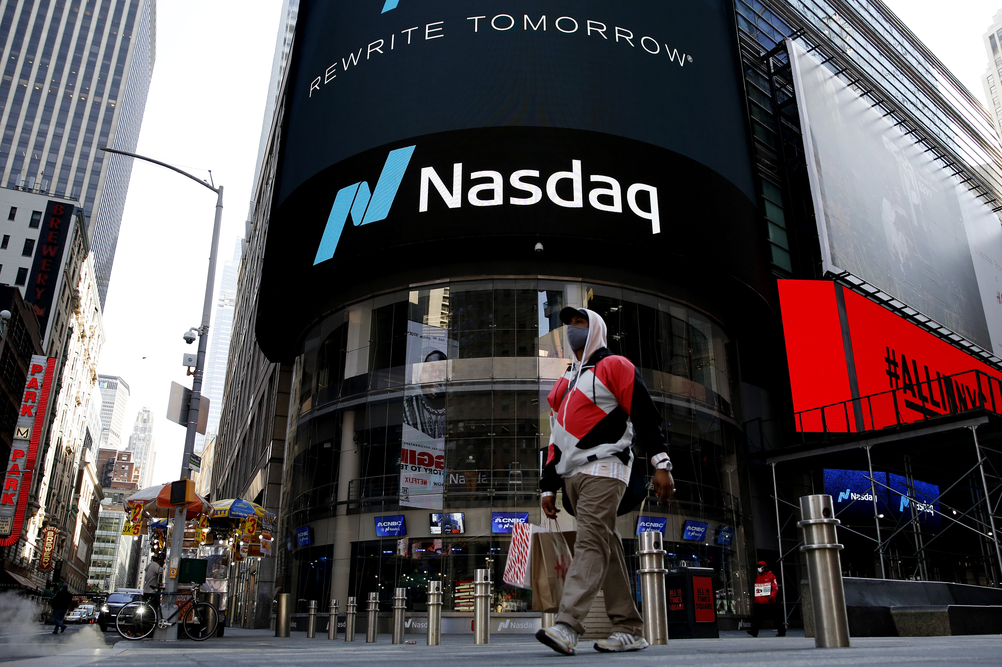 Big cap tech stocks are on a roll over the past month.