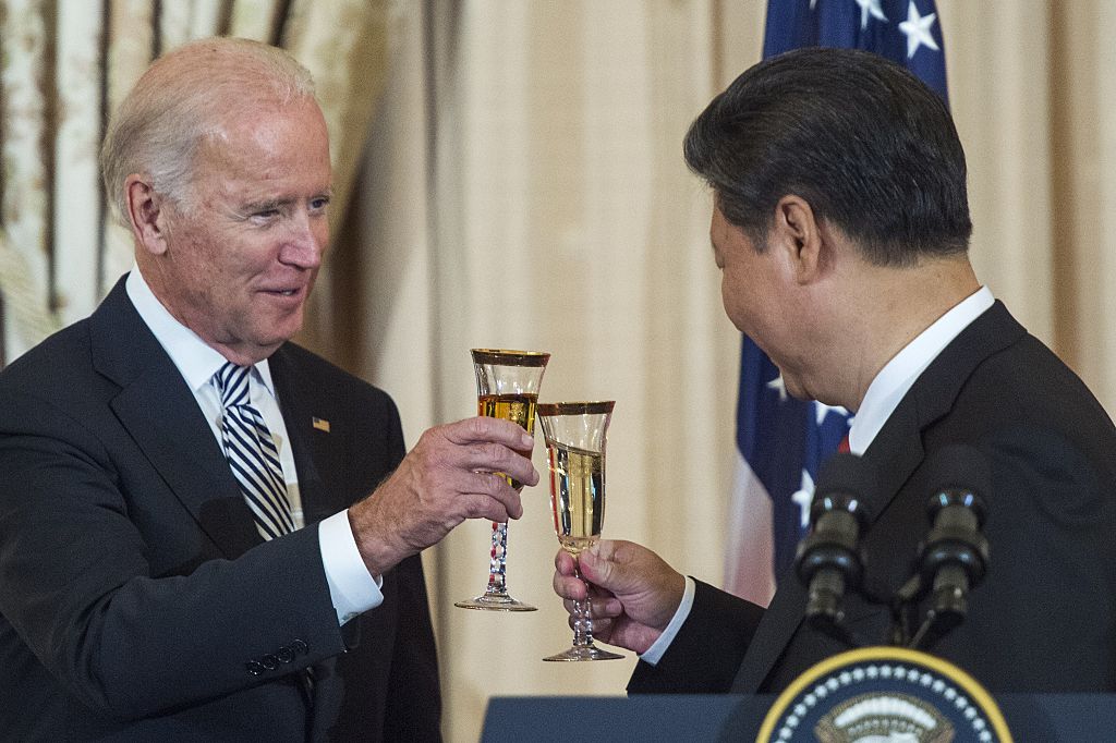 US Vice President Joe Biden and Chinese President Xi Jinping toast during a State Luncheon for China hosted by US Secretary of State John Kerry on September 25, 2015 at the Department of State in Washington, DC.