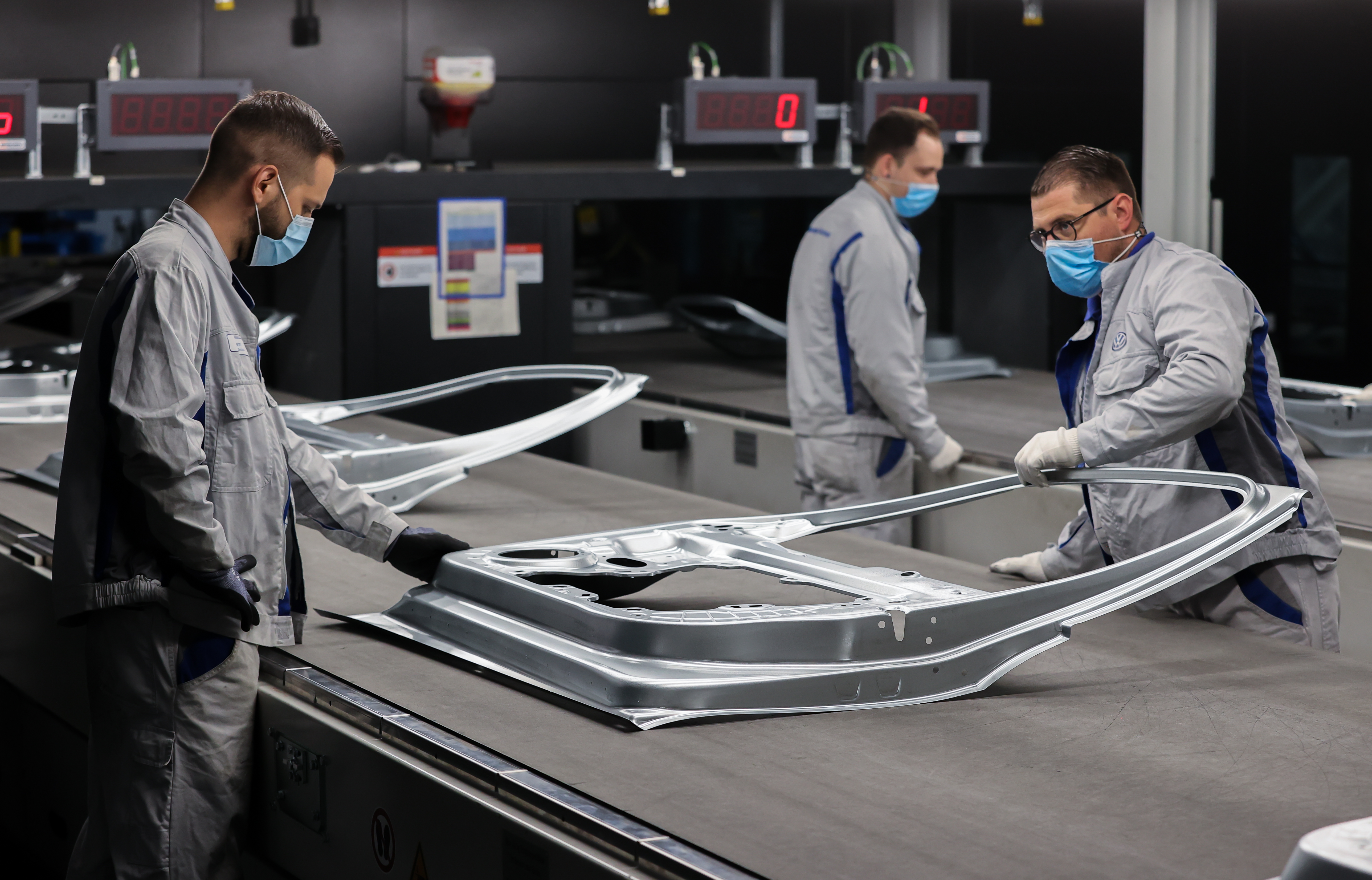 Zwickau, Saxony: VW employees check doors leaving the new XL press.
