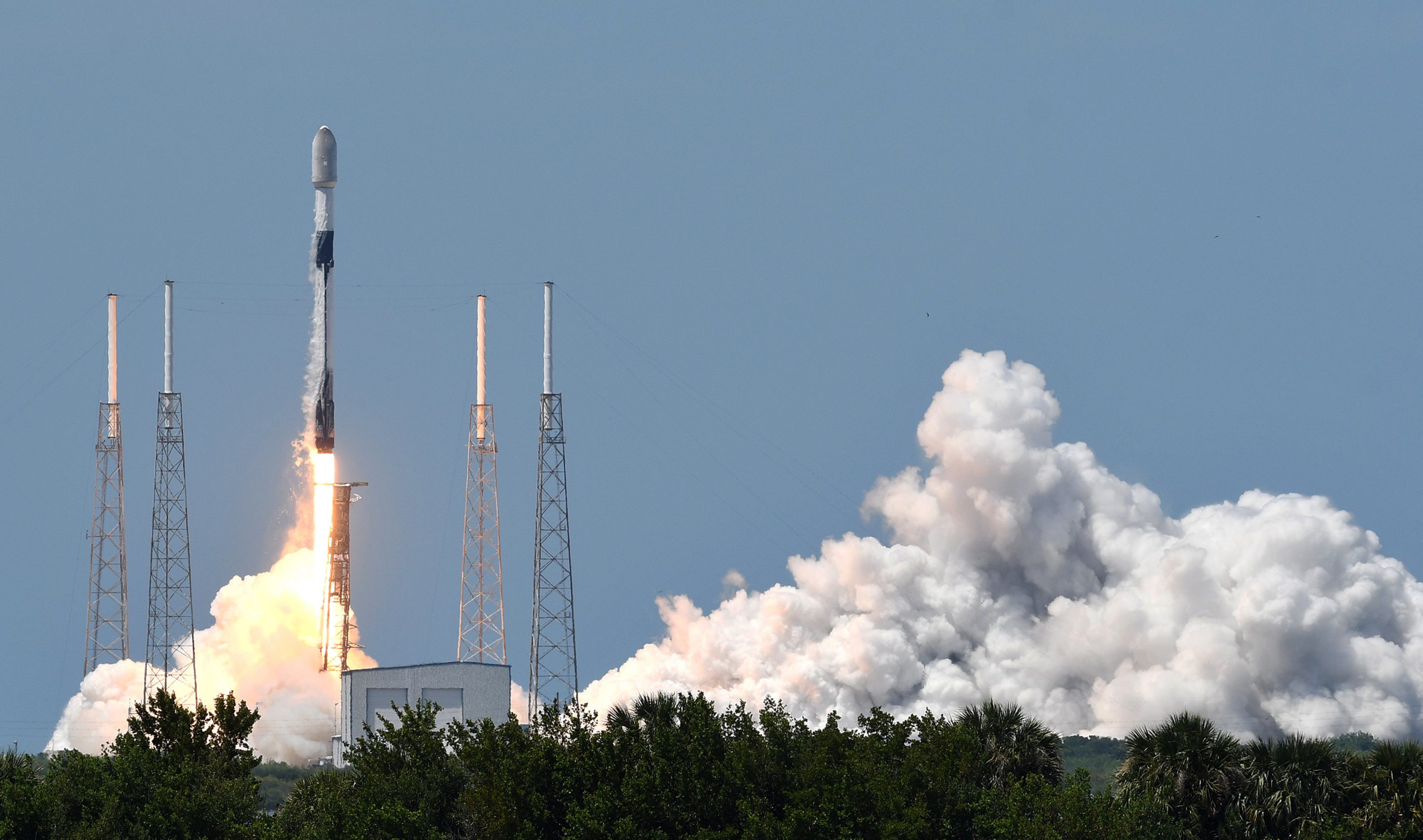A SpaceX Falcon 9 rocket lifts off from pad 40 at the Cape Canaveral Space Force Station carrying the 29th batch of approximately 60 satellites as part of SpaceX's Starlink broadband internet network.