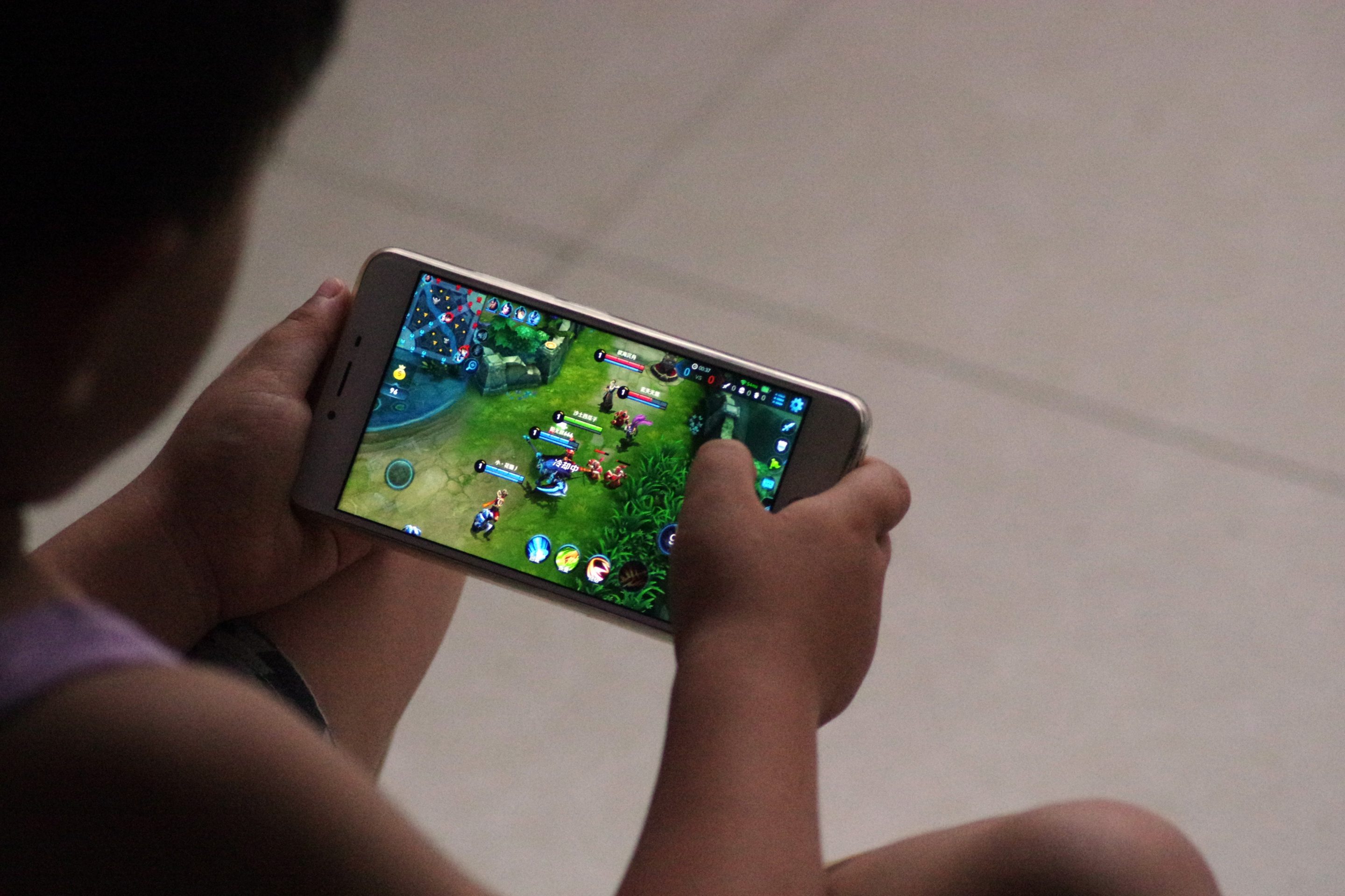 Tencent is planning to use facial recognition software to detect when children are playing its games late at night.