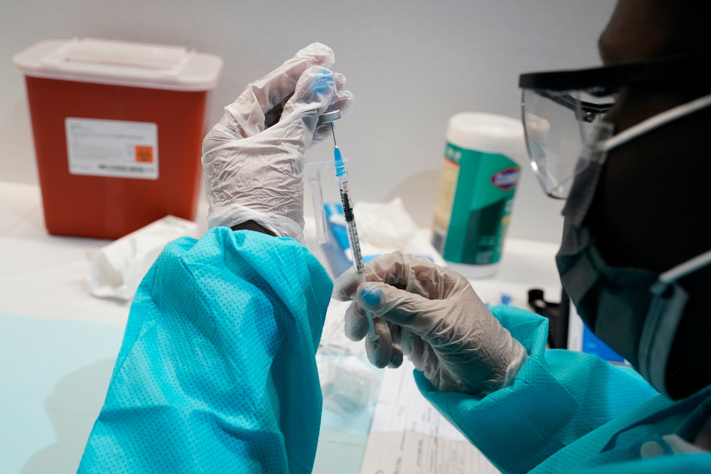 U.S. health officials call on Americans to get COVID-19 booster shots