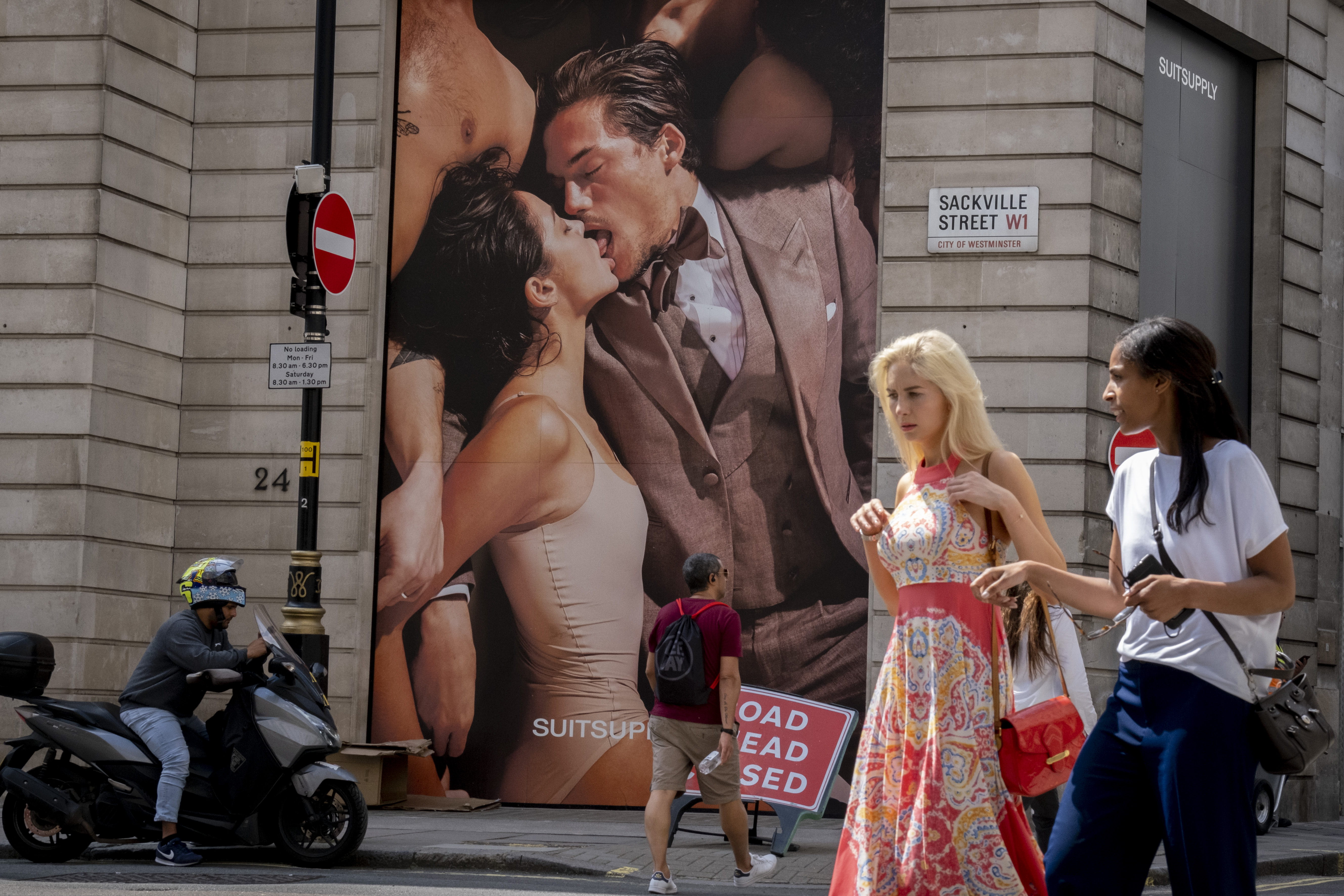 A Suitsupply ad widely seen in March instinctively repelled many people conditioned by the pandemic to be careful not to do anything that might aid the spread of the coronavirus at a time when few were vaccinated.