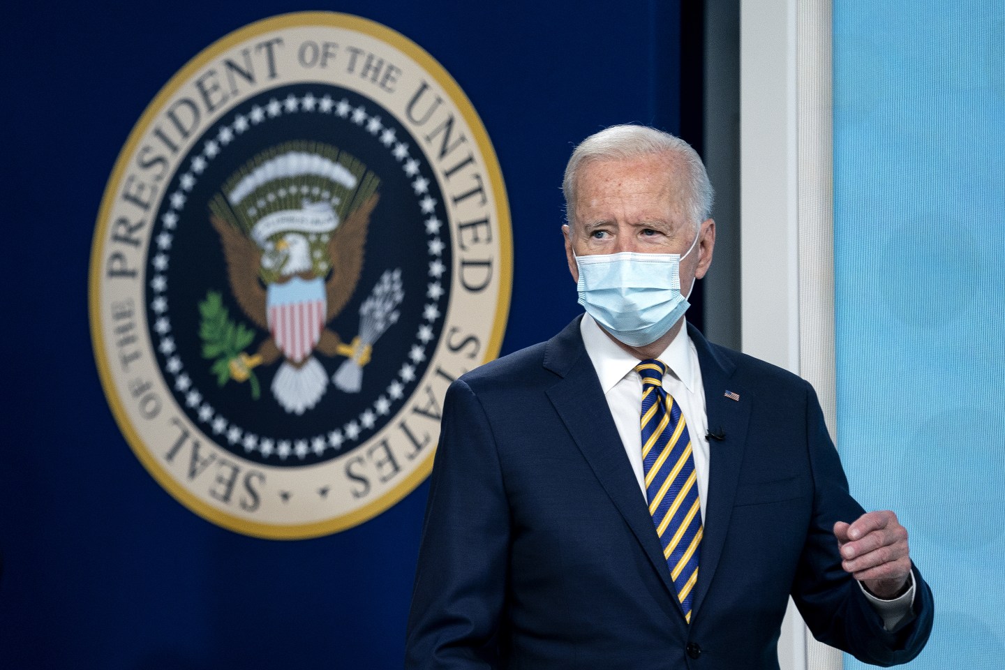 U.S. to ease travel restrictions for fully  vaccinated foreigners