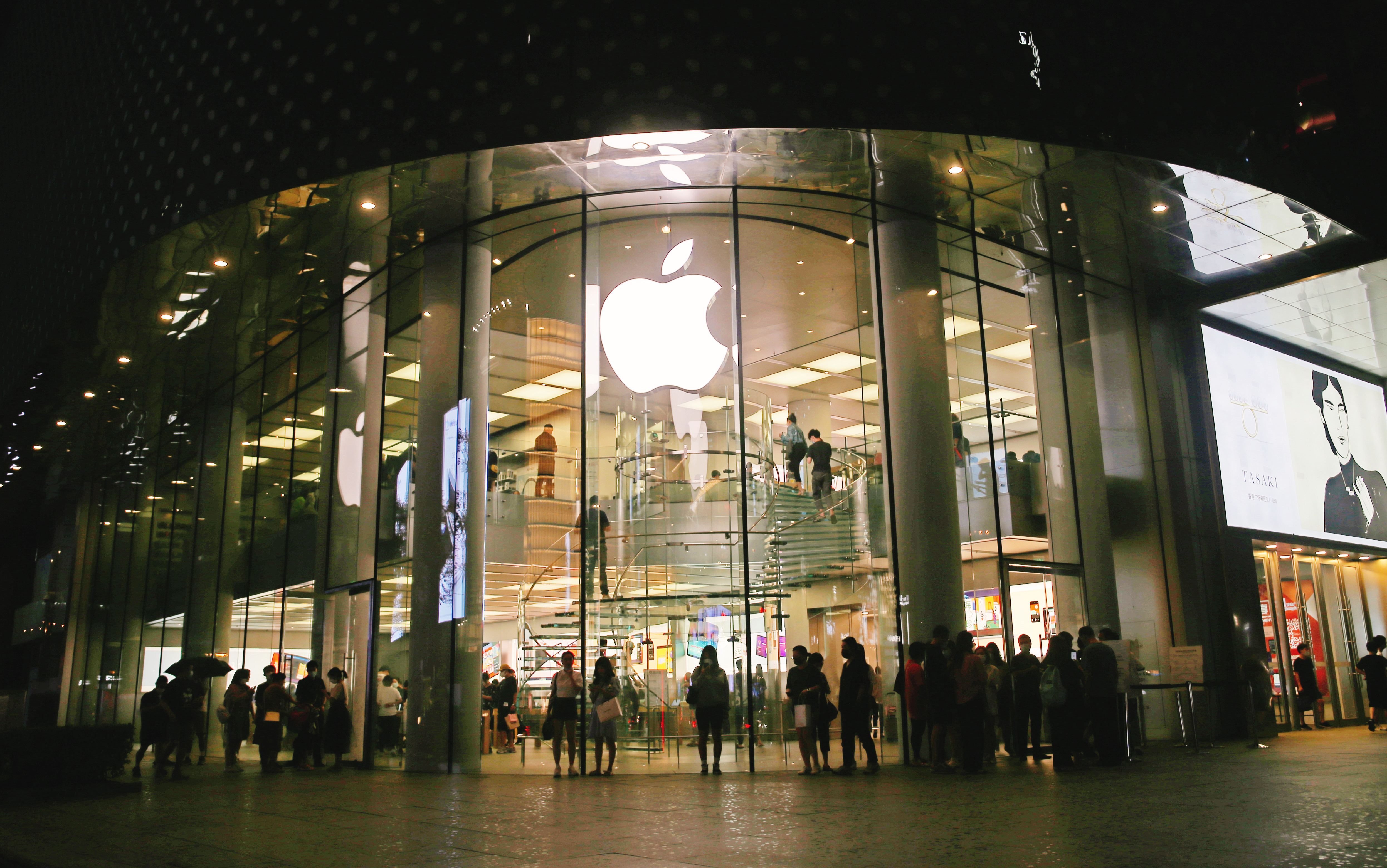 Apple Store workers to get a bonus.