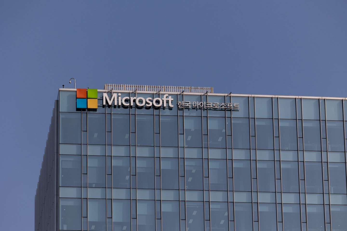 As Apple stock drops, Microsoft retakes its spot as world’s largest listed company
