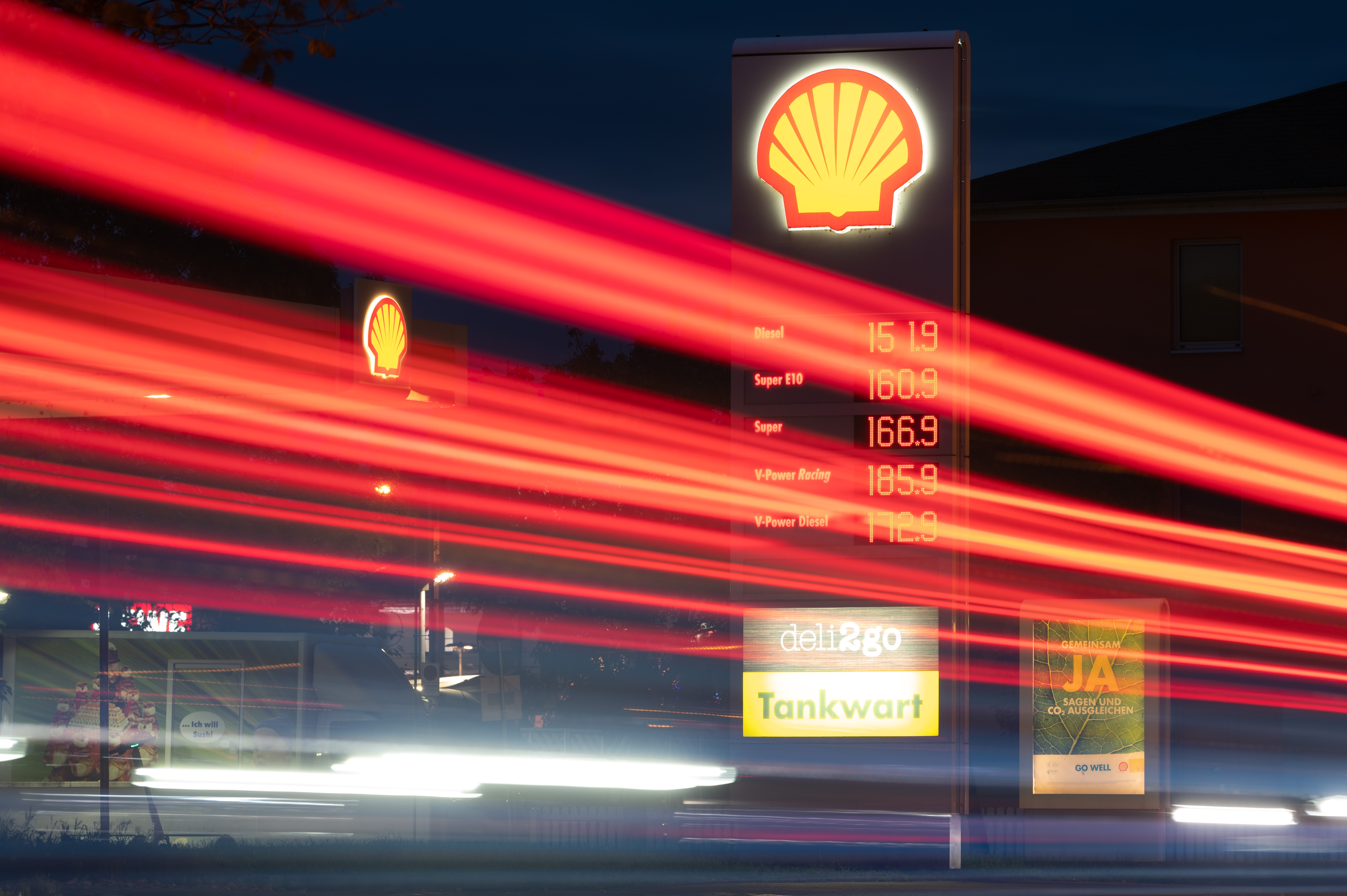 Shares in Shell fell on Thursday after the company reported a big bottom-line miss, a day after legendary activist investor Daniel Loeb argued the energy giant should be split in two.