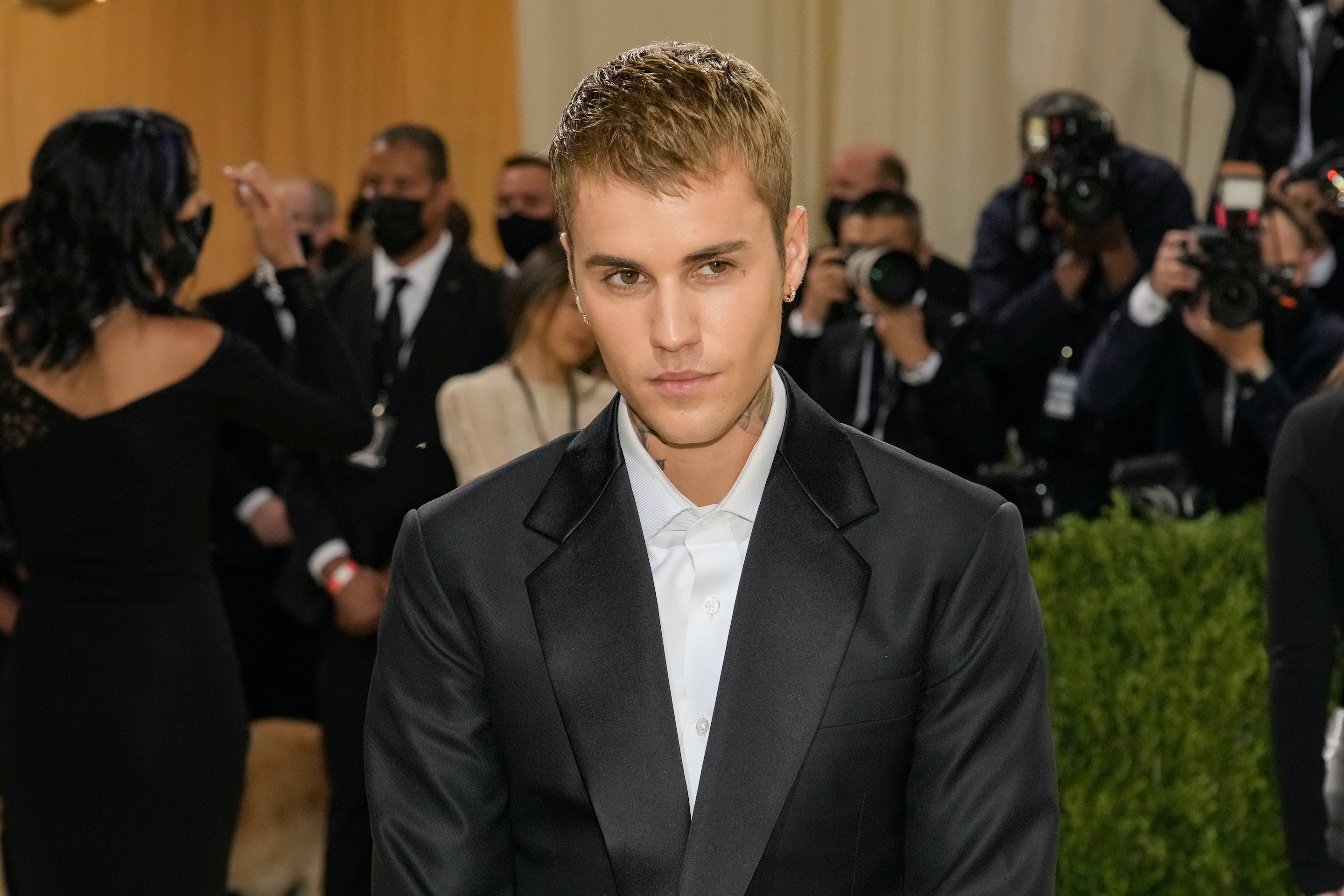 ustin Bieber attends The 2021 Met Gala Celebrating In America: A Lexicon Of Fashion at Metropolitan Museum of Art on September 13, 2021 in New York City.