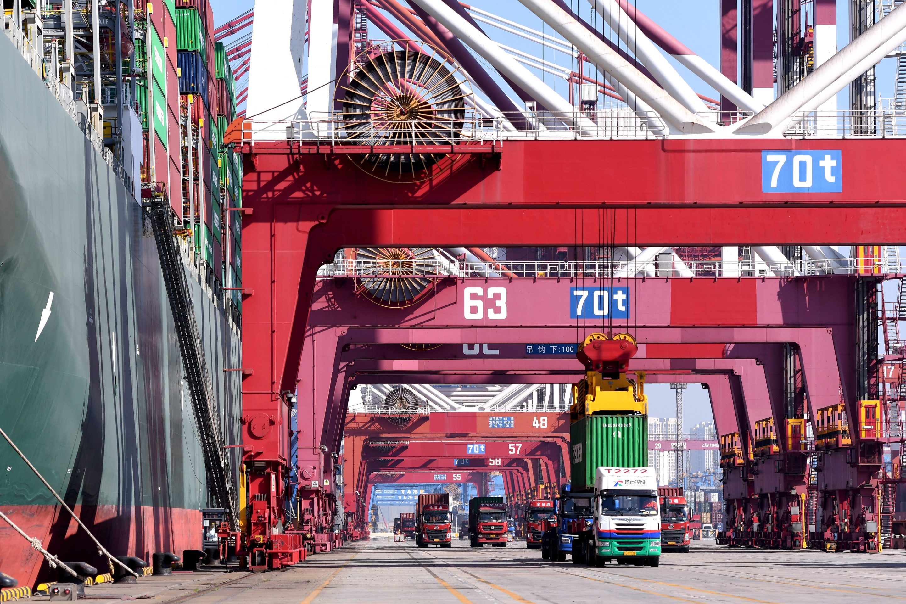 Cargo ships load and unload containers at a container yard in Qingdao Port, East China's Shandong province, Nov 24, 2021.