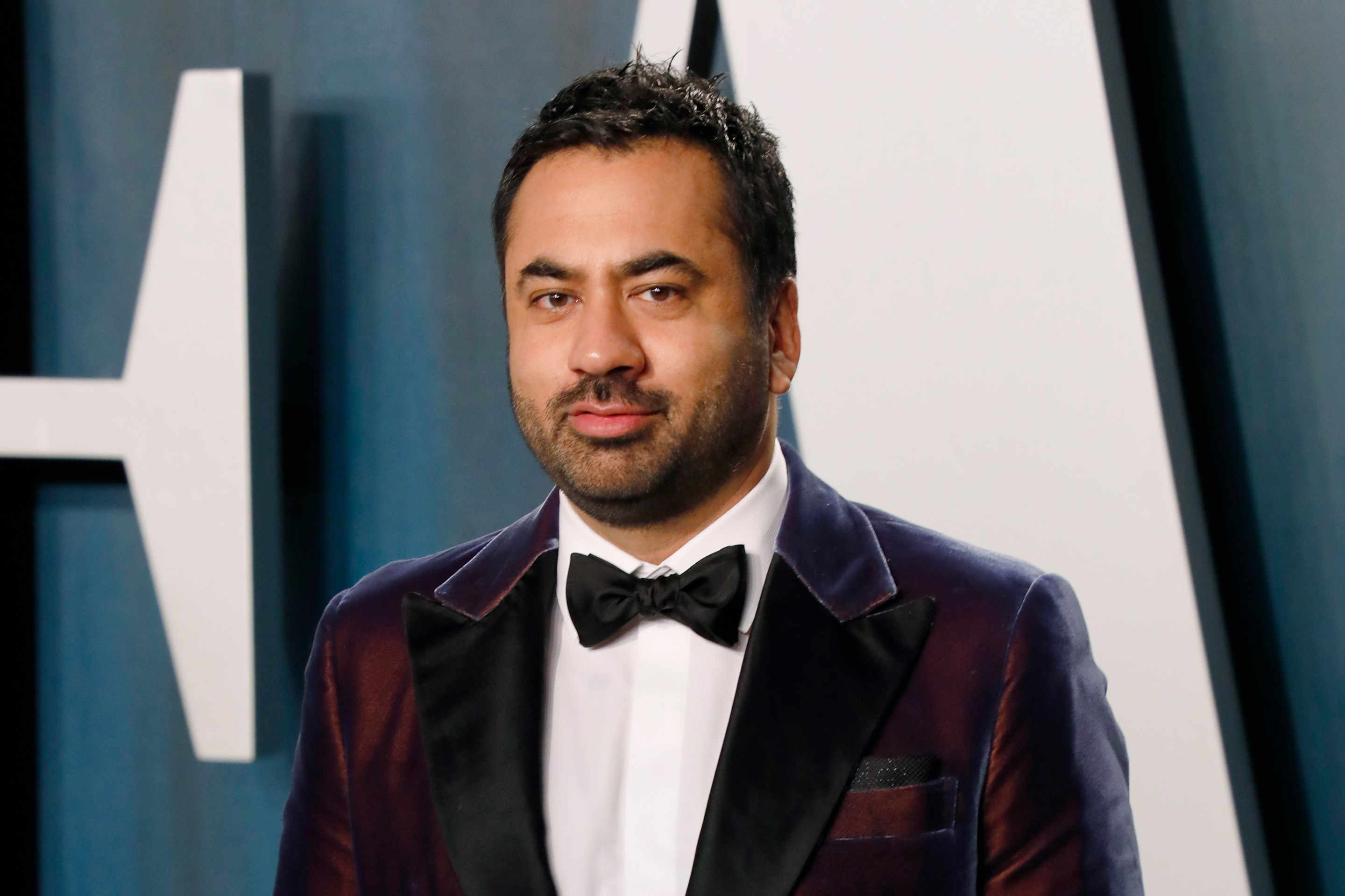 Kal Penn attends the Vanity Fair Oscar Party at Wallis Annenberg Center for the Performing Arts on February 9, 2020 in Beverly Hills, California.