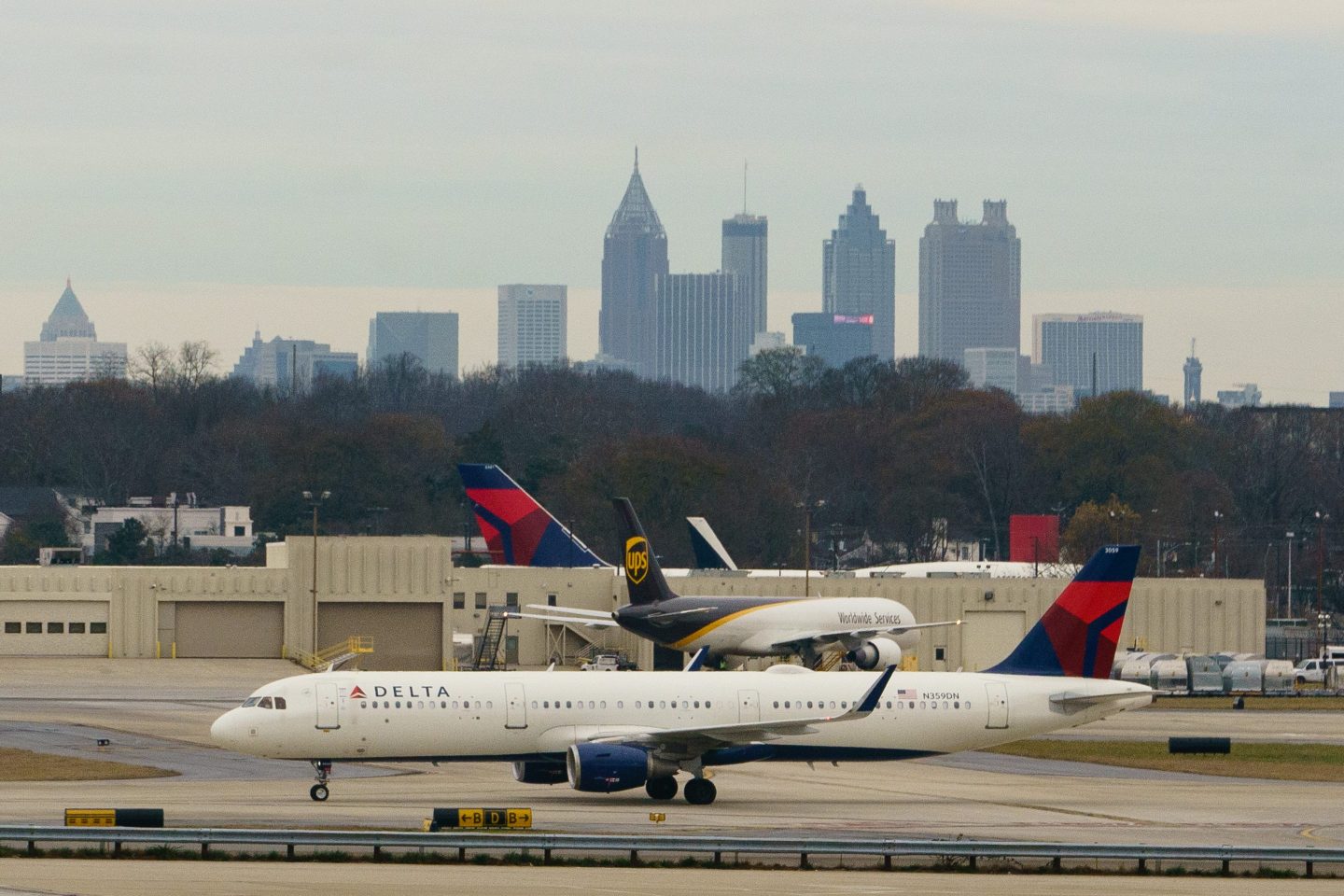 United and Delta cancel hundreds of flights over holiday weekend as Omicron knocks out flight crews and ground personnel