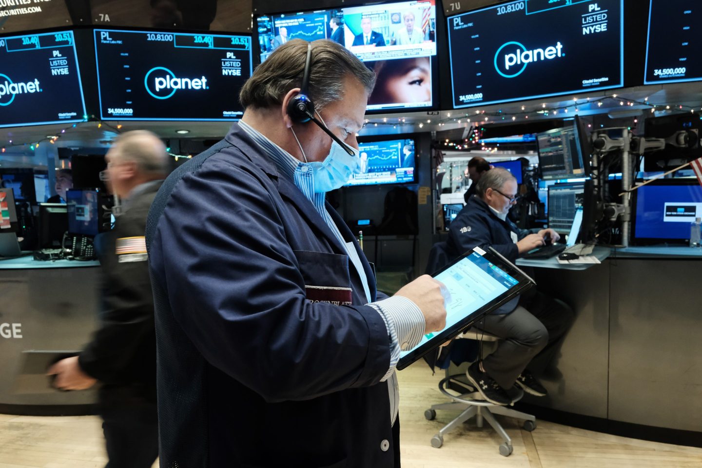U.S. stocks notch higher on Omicron optimism while Evergrande debt clouds darken