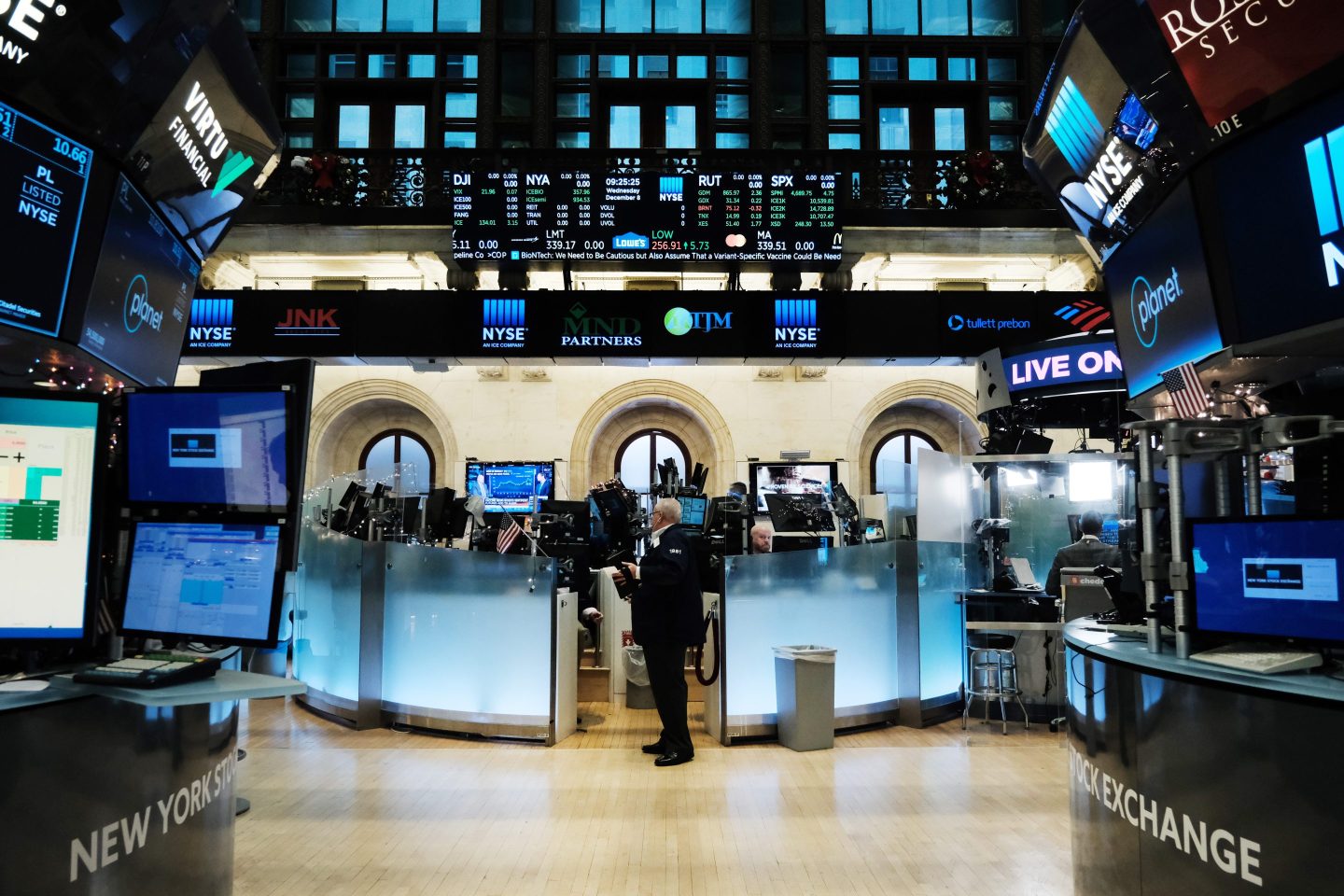 Record-low jobless claims can’t lift U.S. stocks as Wall Street awaits November inflation data