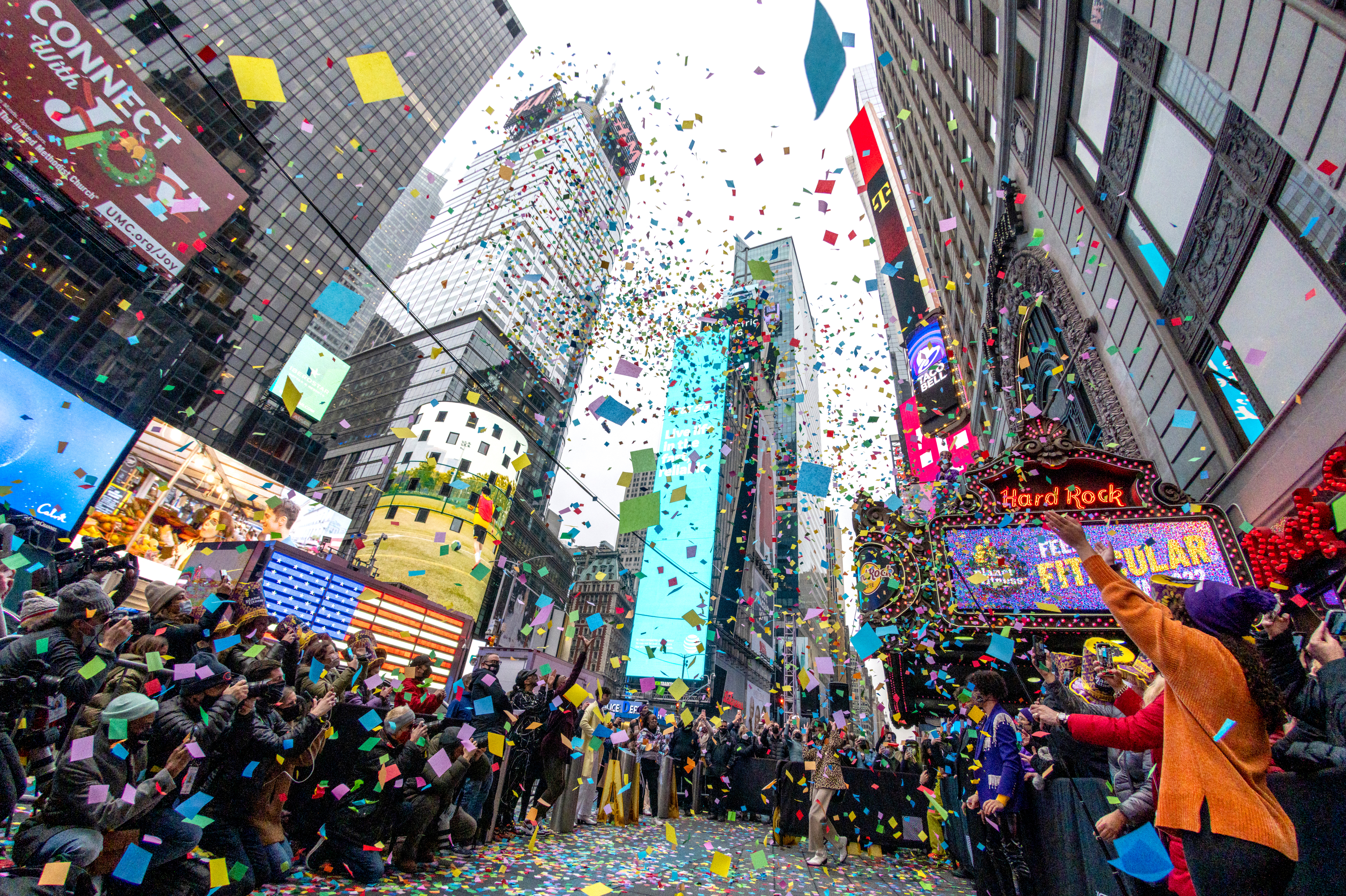 Health experts are again recommending Americans avoid big celebrations as COVID cases continue to surge nationwide.